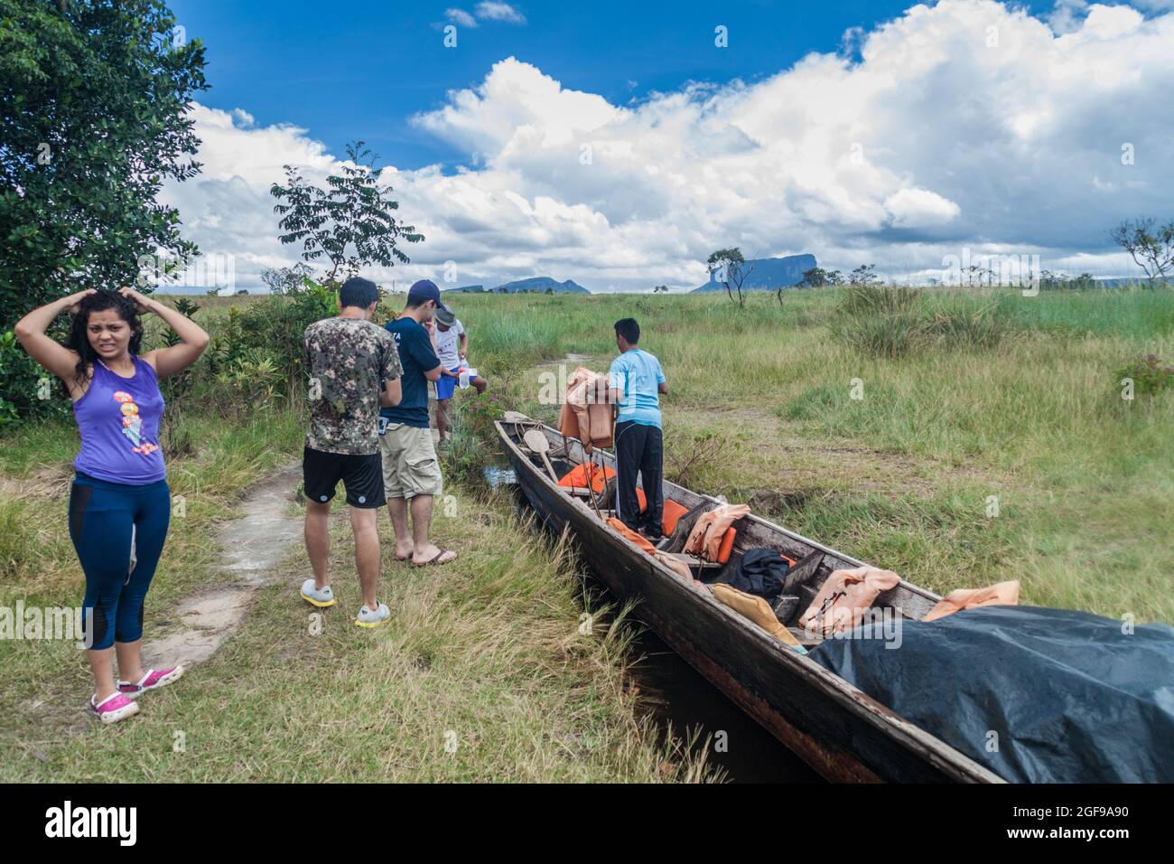 CANAIMA, VENEZUELA - 16. AUGUST 2015: Kanu auf dem Fluss Carrao, Venezuela. Es wird für Touren zu Angel Falls, dem höchsten Wasserfall der Welt, genutzt. Stockfoto