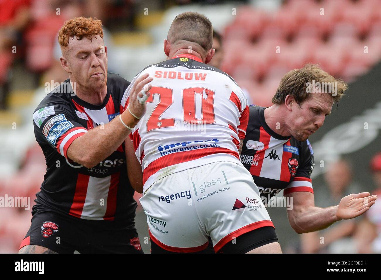 Leigh, England - 22. August 2021 - Harvey Livett und Dan Sarginson von Salford Red Devils bekämpfen Adam Sidlow von Leigh Centurions während der Rugby League Betfred Super League Leigh Centurions gegen Salford Red Devils im Leigh Sports Village Stadium, Leigh, UK Dean Williams Stockfoto