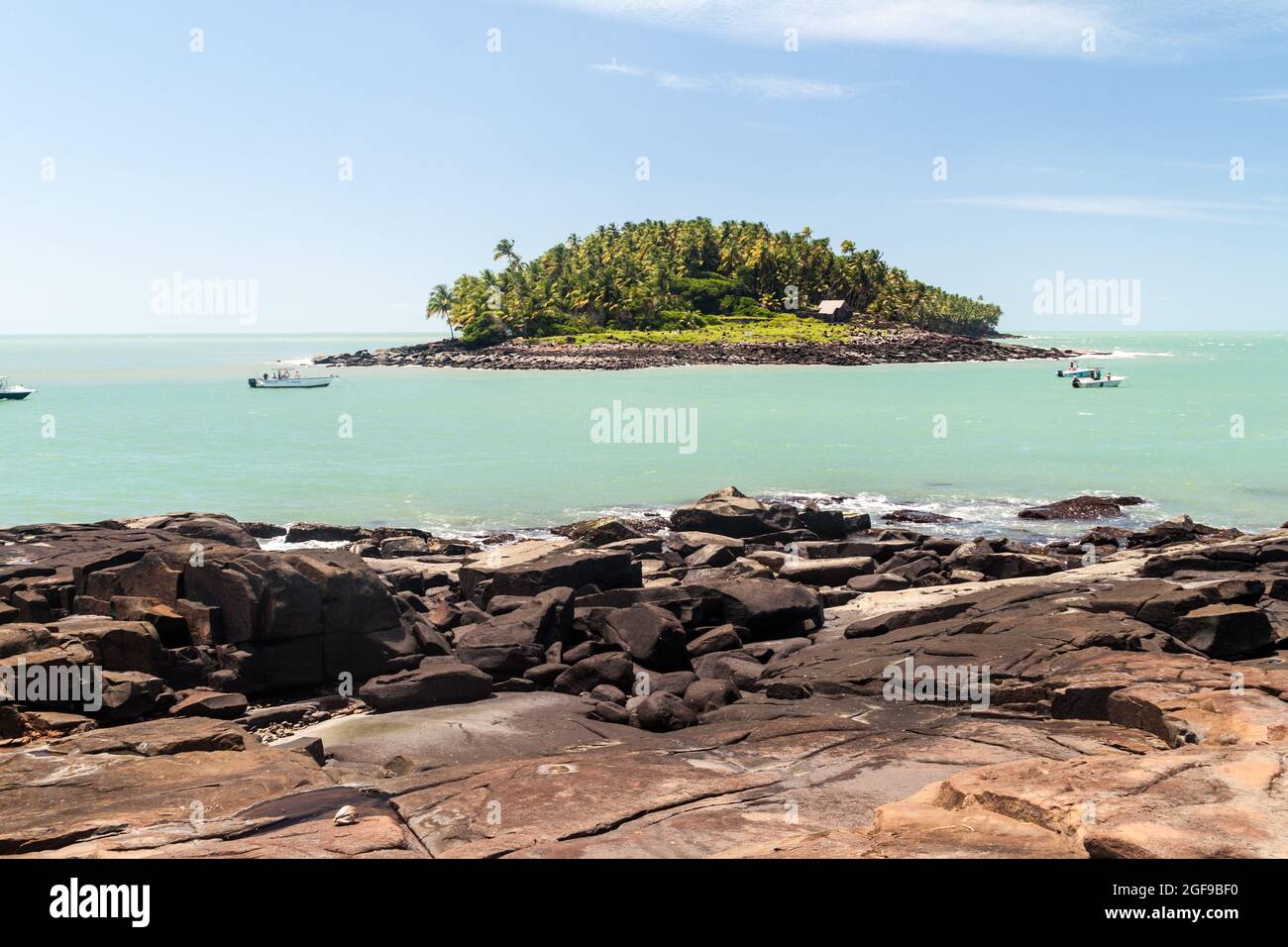 Blick auf die Ile du Diable (Devil's Island) von der Ile Royale im Archipel von Iles du Salut (Islands of Salvation) in Französisch-Guayana Stockfoto