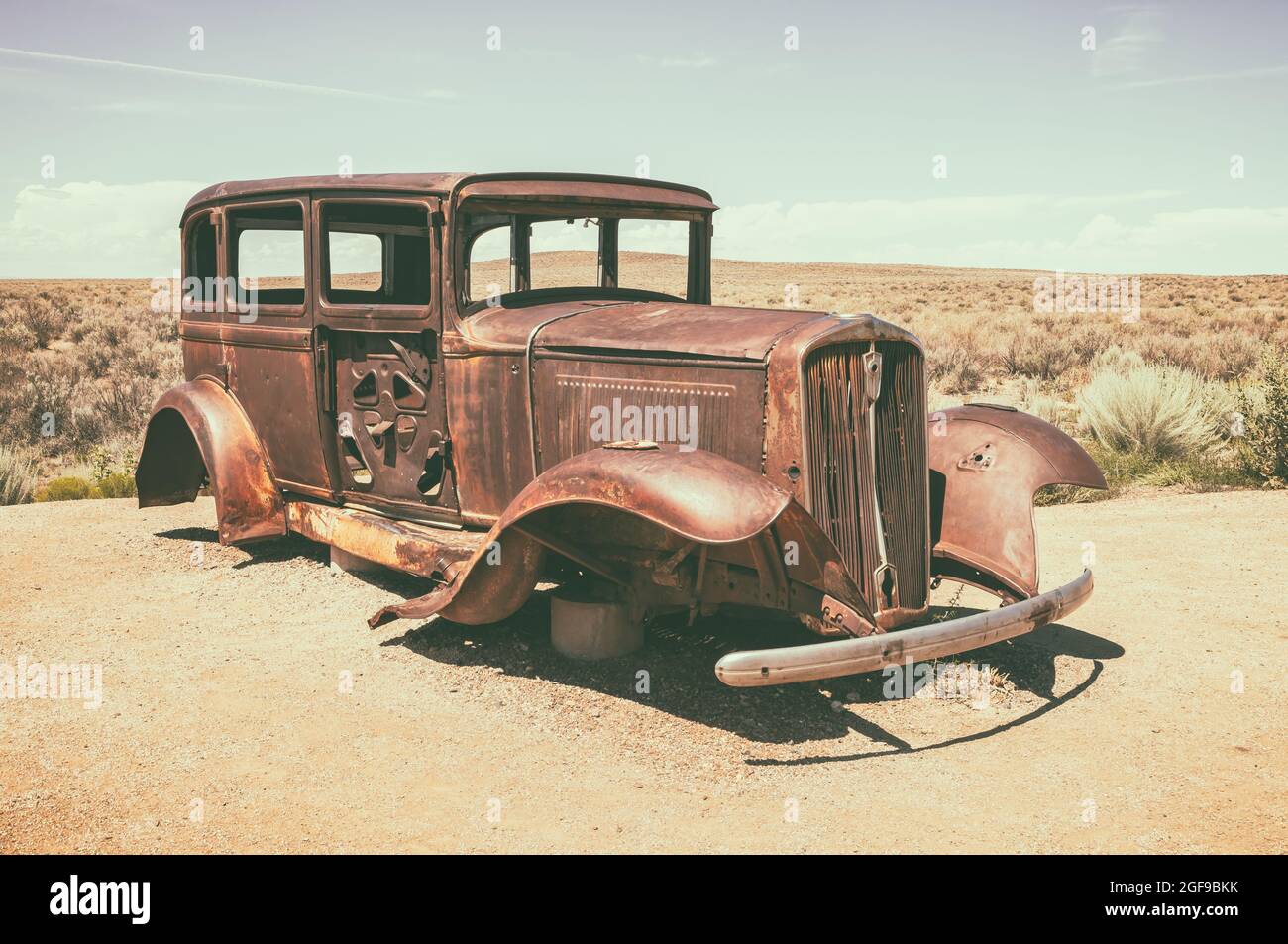Der Rest eines Studebakers aus dem Jahr 1932 liegt an der Stelle, an der die berühmte Route 66 einst den National Forest National Park, Arizona, USA, durchquerte. Stockfoto