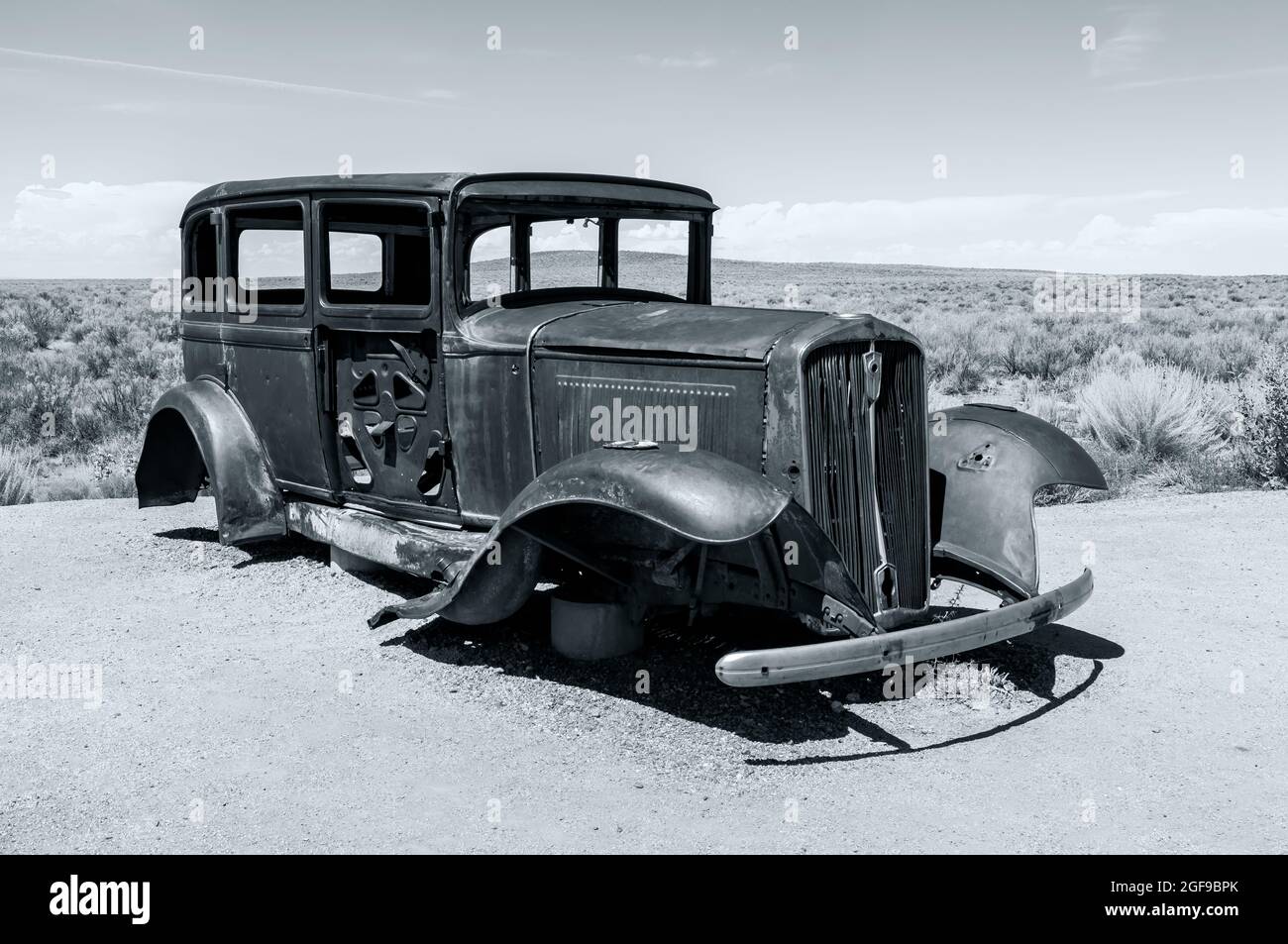 Der Rest eines Studebakers aus dem Jahr 1932 liegt an der Stelle, an der die berühmte Route 66 einst den National Forest National Park, Arizona, USA, durchquerte. Stockfoto