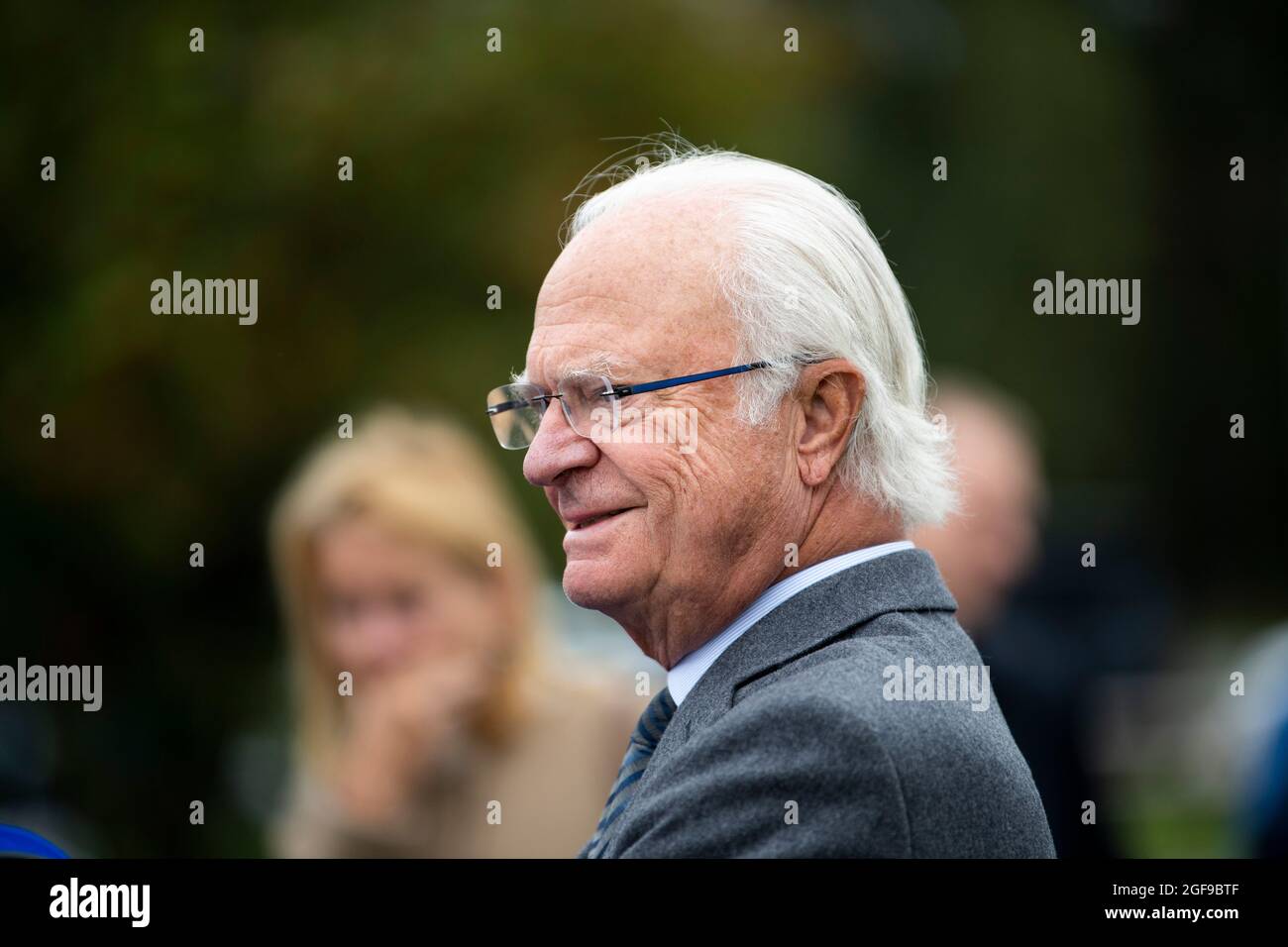 König Carl Gustaf besucht am 24. August 2021 die Ausstellung „die Bedeutung eines Jobs“ auf der Skuplure „das Y“ vor Sundsvall während ihres Besuches im schwedischen Vasternorrland County (Western Norrland County). Die Royals besuchen verschiedene Grafschaften in Schweden, um ihre Unterstützung für die von der Pandemie Betroffenen zu zeigen und die Aufmerksamkeit auf lokale Initiativen in verschiedenen Bereichen der Gesellschaft zu lenken. Foto: Pontus Lundahl / TT Code 10050 Stockfoto