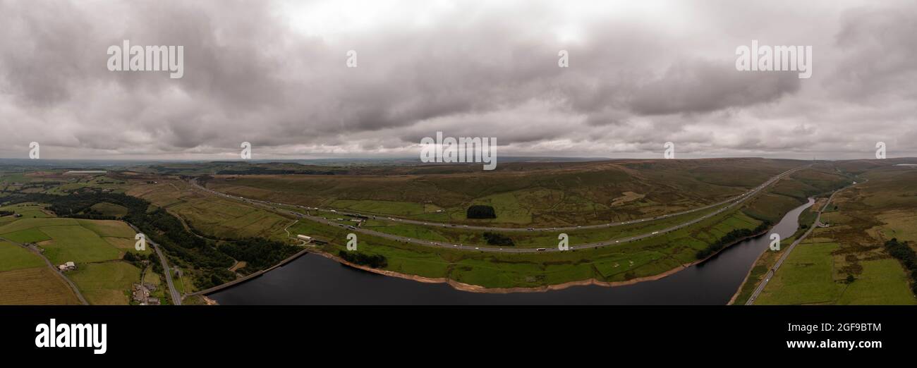 Panorama Rishworth Moor Motorway Ainley Top M62 Stott Hall Farm Aerial Birds Eye View das Haus in der Mitte der Straße Autobahn wurde um gebaut Stockfoto