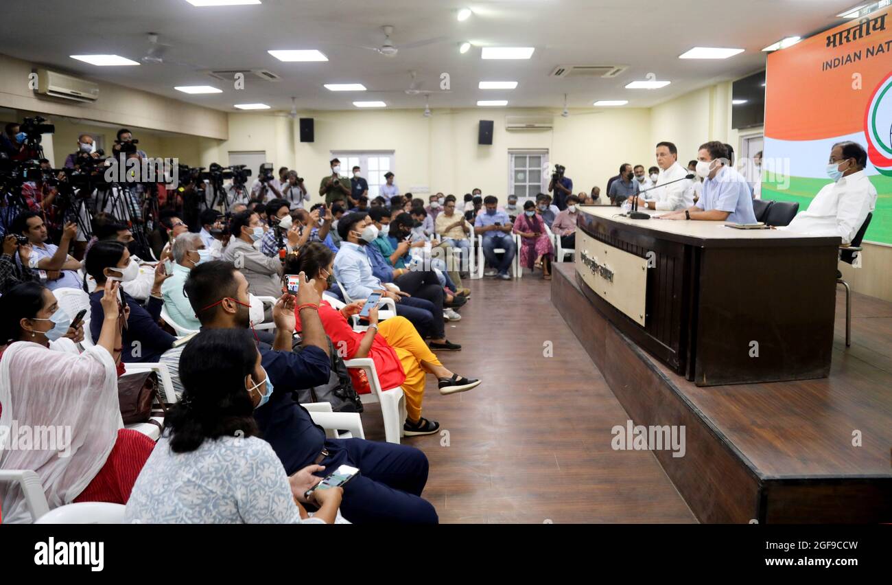 Rahul Gandhi (2. Von rechts), Parteichef des indischen Nationalkongresses, und der ehemalige Finanzminister, P. Chidambaram (extrem rechts), sprechen vor dem Hauptquartier der Kongresspartei über eine Pressekonferenz zum Plan der nationalen Monetarisierungspipeline. Rahul Gandhi sagte, dass Premierminister Modi alle in den letzten 70 Jahren geschaffenen Vermögenswerte an seine Freunde aus der Industrie verkaufte und auf die Schaffung von Monopolen in den Schlüsselsektoren abzielte, die Arbeitsplätze für Jugendliche töten würden. Die Regierung plant, Straßen, Eisenbahn, Strom, Telekommunikation, Bergbau, Luftfahrt, Hafen, Erdgas- und Erdölprodukte-Pipeline, Lagerhäuser und Stadien. (Foto von Naveen Sh Stockfoto