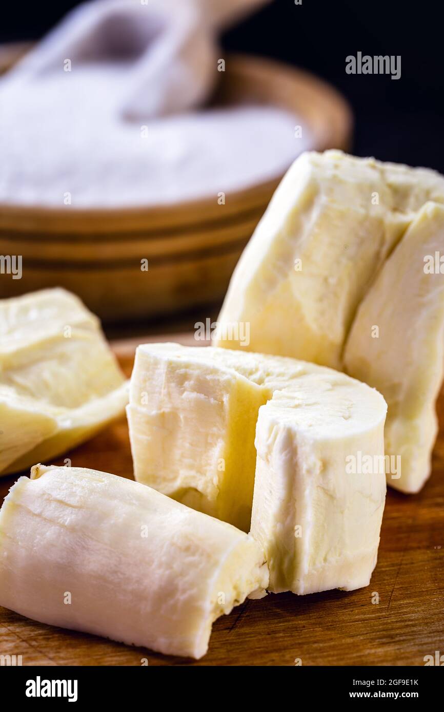 Cassava-Wurzel mit Cassava-Mehl, Wurzel zum Kochen verwendet Stockfoto