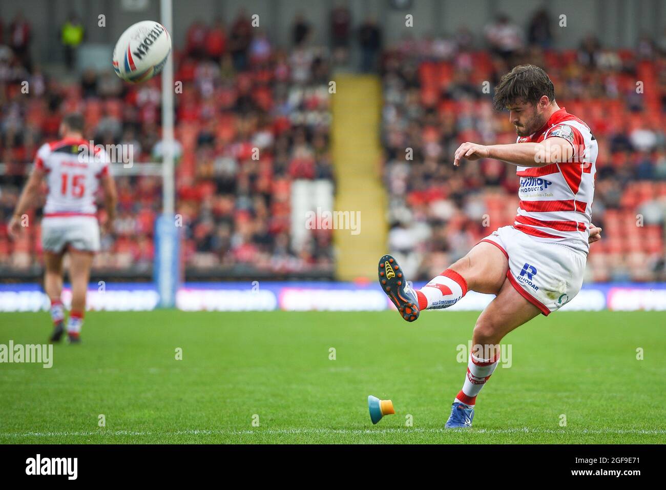 Leigh, England - 22. August 2021 - Craig Mullen von Leigh Centurions kickt während der Rugby League die Konversion von Betfred Super League Leigh Centurions gegen Salford Red Devils im Leigh Sports Village Stadium, Leigh, UK Dean Williams Stockfoto