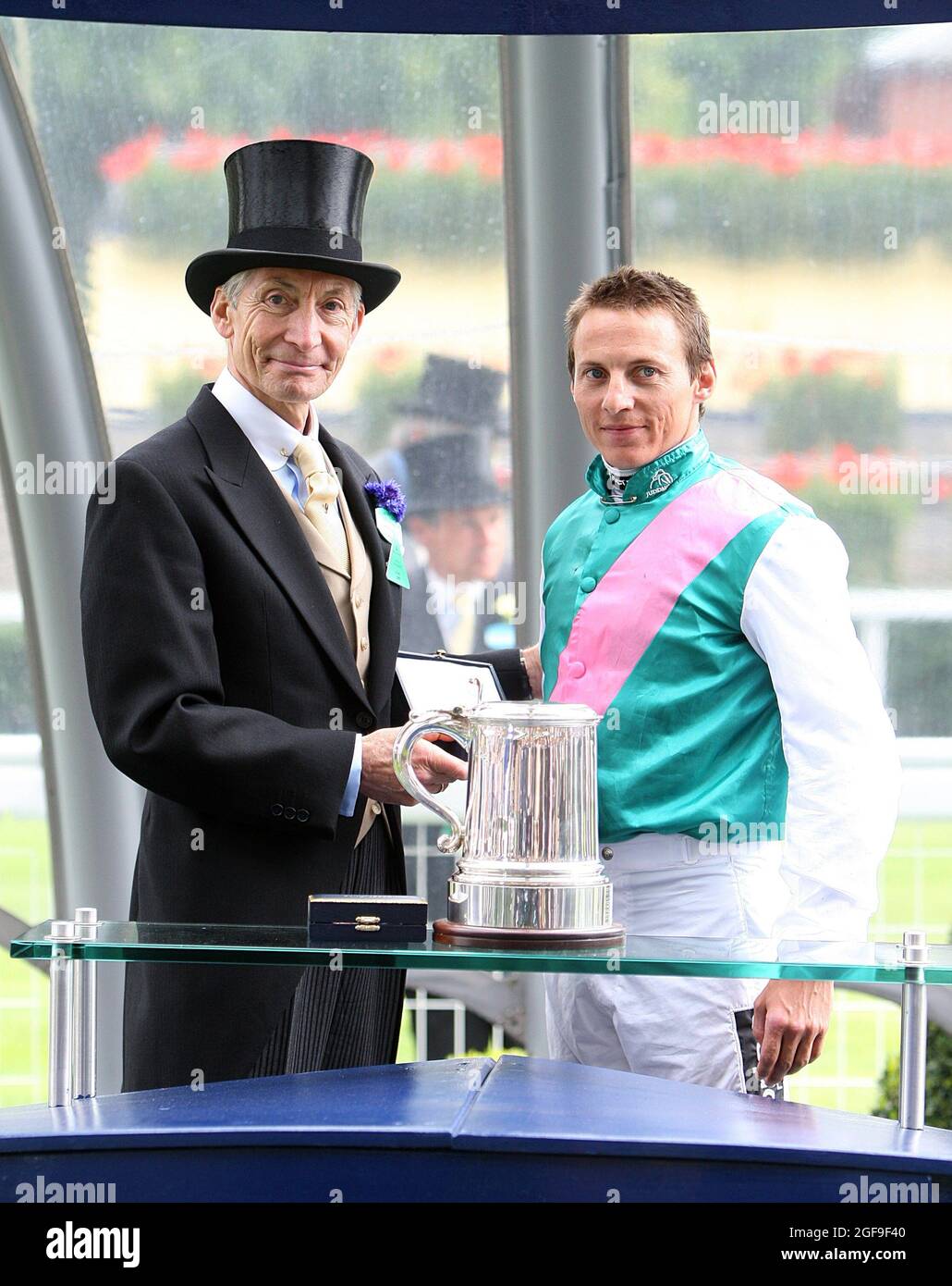 Aktenfoto vom 19/06/09 von Charlie Watts, mit Jockey Eddie Ahern nach dem Sieg des Königs Edward VII auf Father Time auf der Ascot Racecourse, Bekshire. Der Rolling Stones-Schlagzeuger Charlie Watts ist im Alter von 80 Jahren gestorben, sagte sein Londoner Publizist Bernard Doherty in einer Erklärung an die PA-Nachrichtenagentur. Ausgabedatum: Dienstag, 24. August 2021. Stockfoto