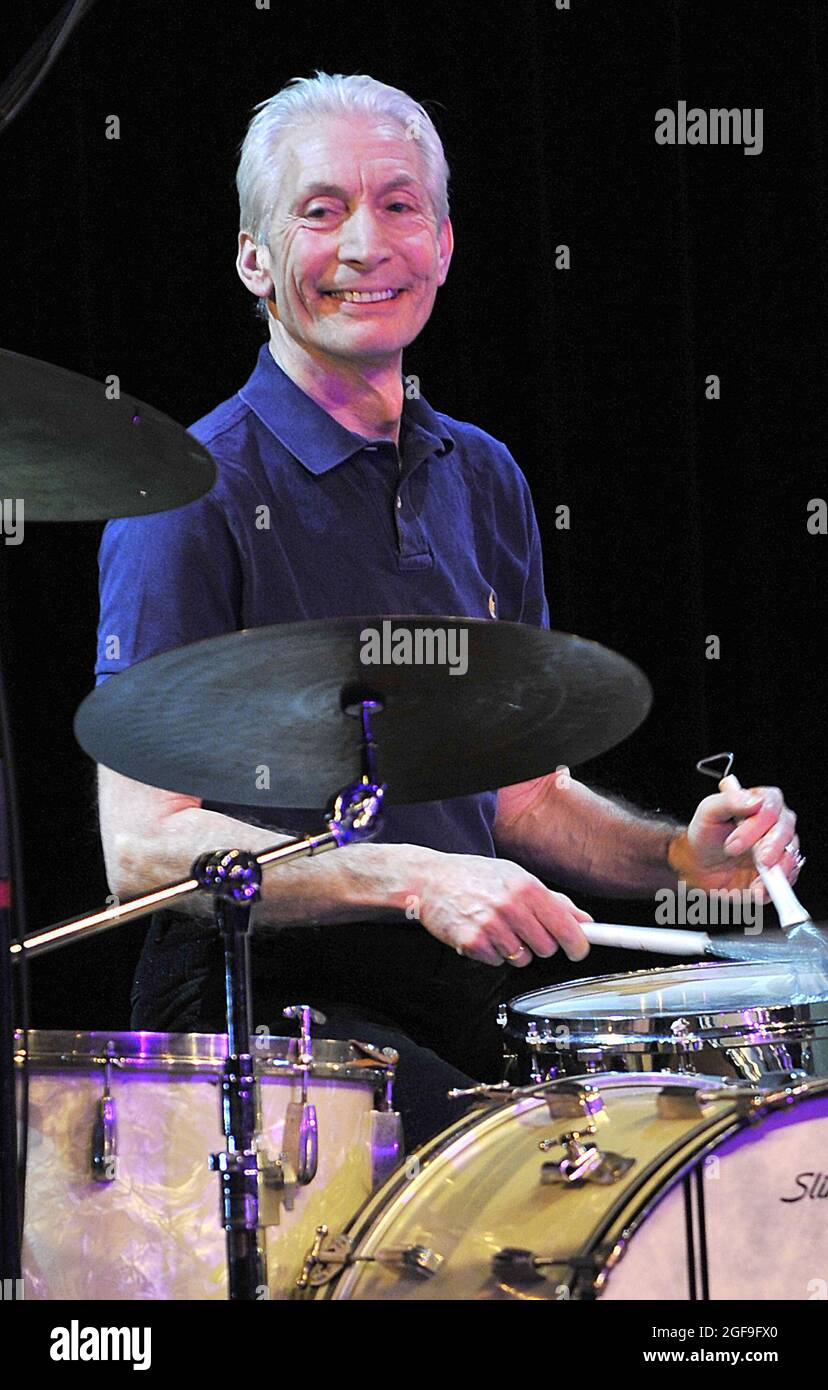 München, Deutschland. Januar 2010. Charlie Watts, Drummer der Rolling Stones, ist mit der Band ABC & D von Boogie Woogie bei der Variete GOP zu Gast. Der Schlagzeuger der legendären Rockband Rolling Stones, Charlie Watts, ist tot. Quelle: Picture Alliance/dpa/Alamy Live News Stockfoto