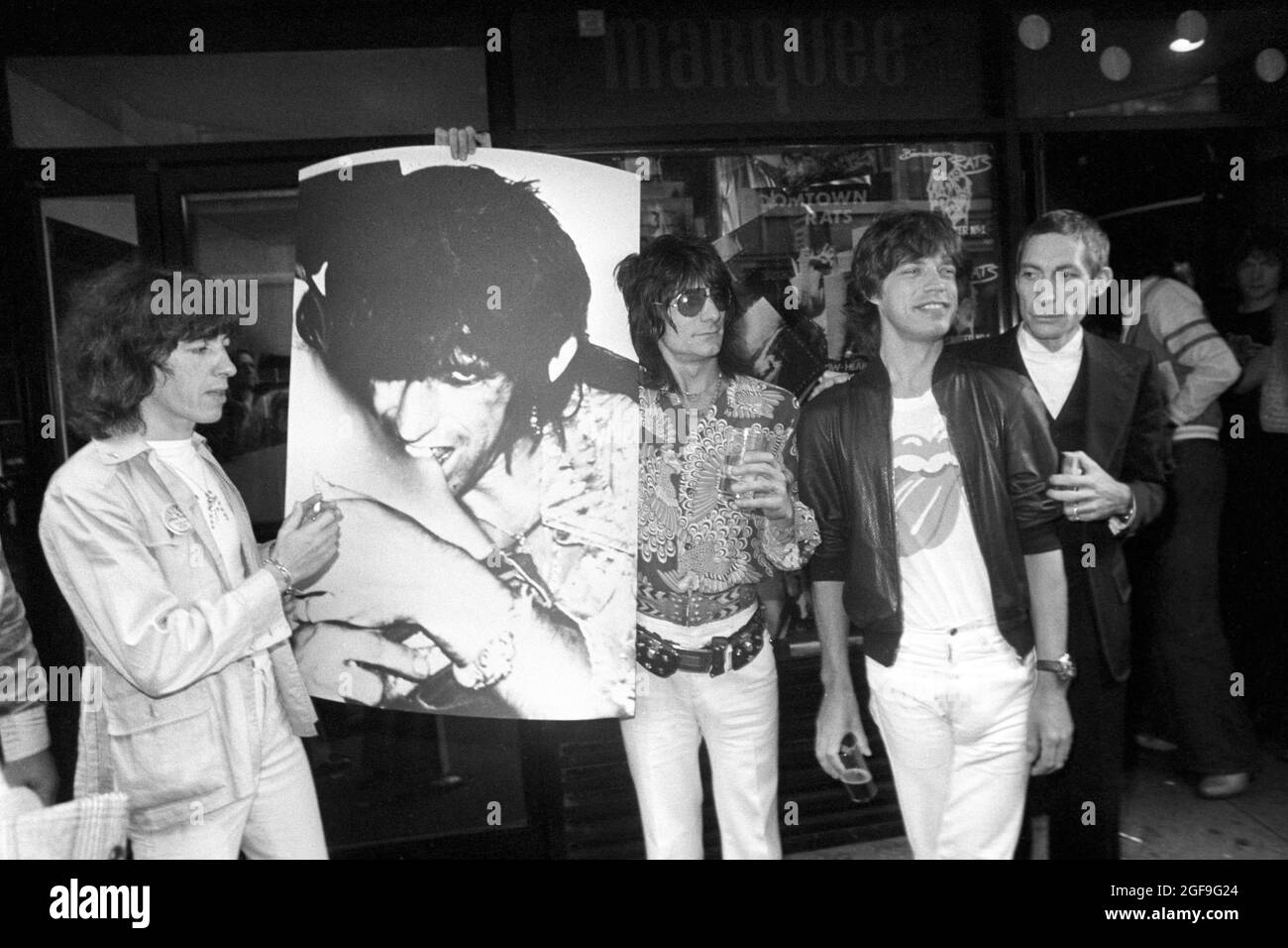 Datei-Foto vom 14/09/77 von The Rolling Stones, Bill Wyman, links, - ein Plakat des vermissten Mitglieds Keith Richards, der in Kanada wegen Drogenanklagen inhaftiert war, Ronnie Wood, Mick Jagger und Charlie Watts, während der Veröffentlichung ihres neuen Live-Albums 'Love You Live', aufgenommen in Toronto und Paris. Der Rolling Stones-Schlagzeuger Charlie Watts ist im Alter von 80 Jahren gestorben, sagte sein Londoner Publizist Bernard Doherty in einer Erklärung an die PA-Nachrichtenagentur. Ausgabedatum: Dienstag, 24. August 2021. Stockfoto
