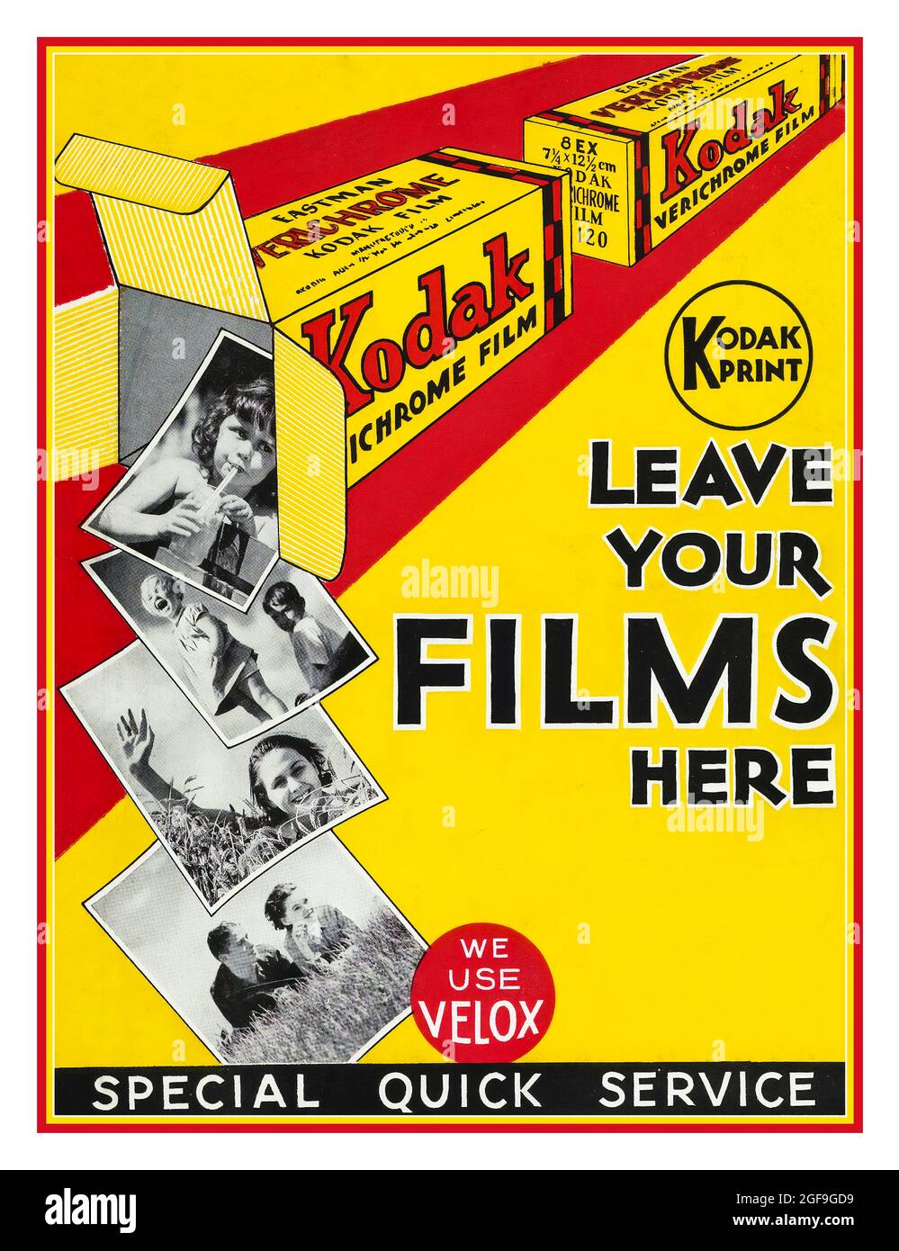 Archivieren Sie das Kodak Entwicklungs- und Druckservice-Poster. ‘ Leave your Films here’ B&W Verichrome Rollfilmboxen mit B&W Prints, die aus den 30er- bis 40er-Jahren ‘special Quick Service ‘ herauskommen Stockfoto