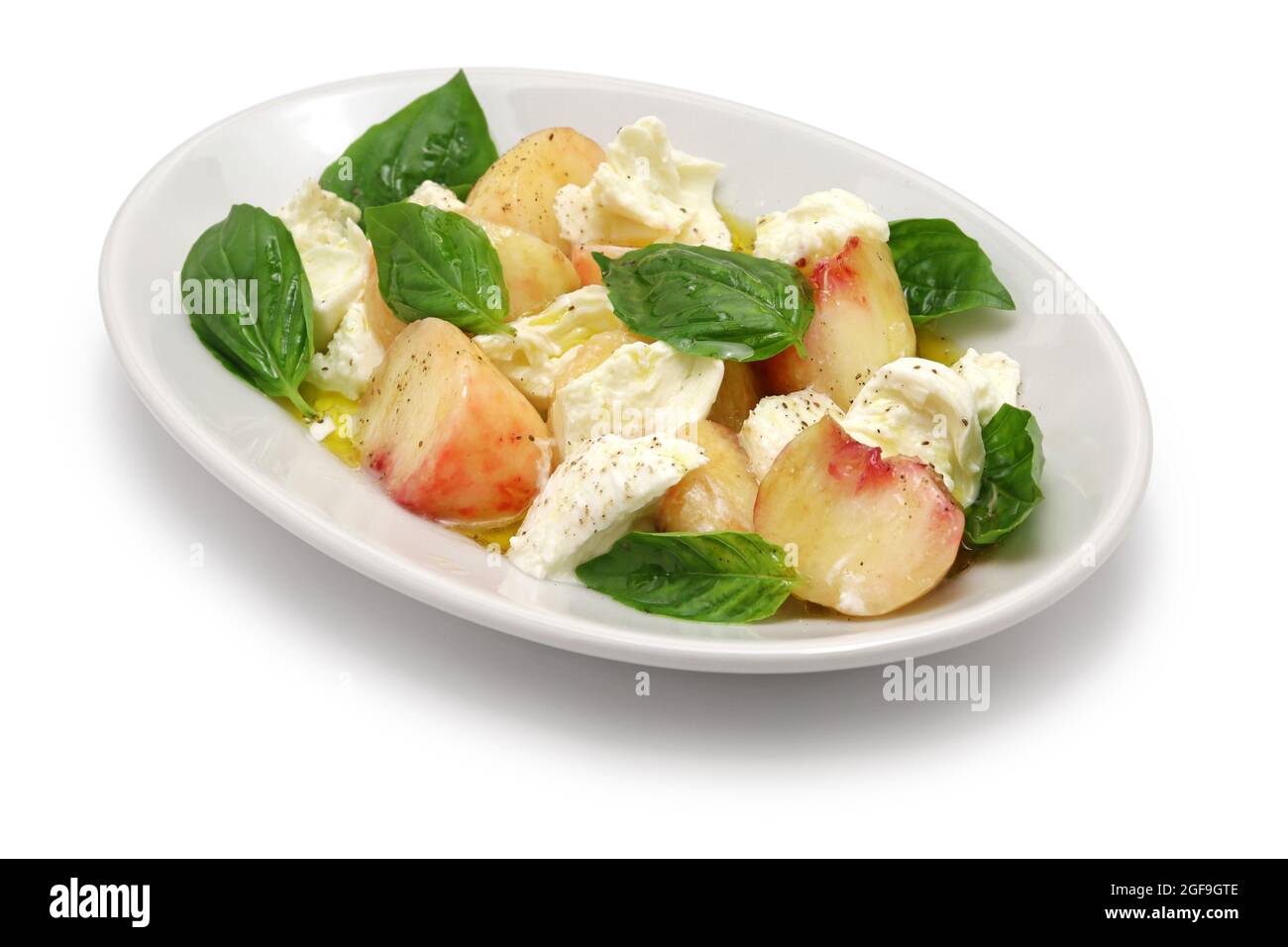 Pfirsich-Caprese-Salat; flacher Pfirsich, Mozzarella und Basilikum Stockfoto