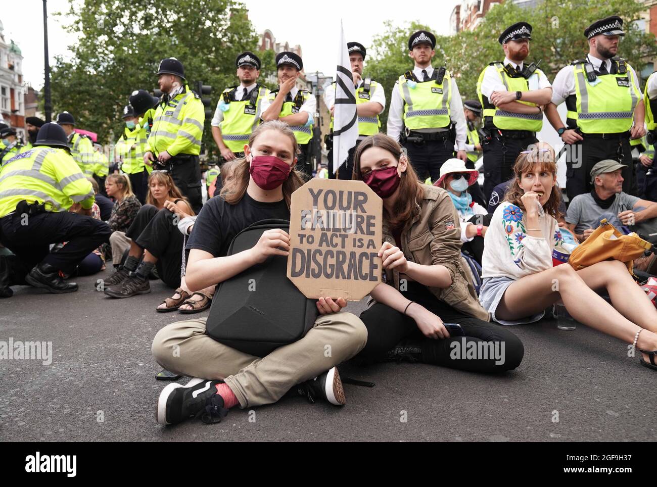 Mitglieder der Extinction Rebellion im Cambridge Circus im Zentrum von London. Bilddatum: Dienstag, 24. August 2021. Stockfoto