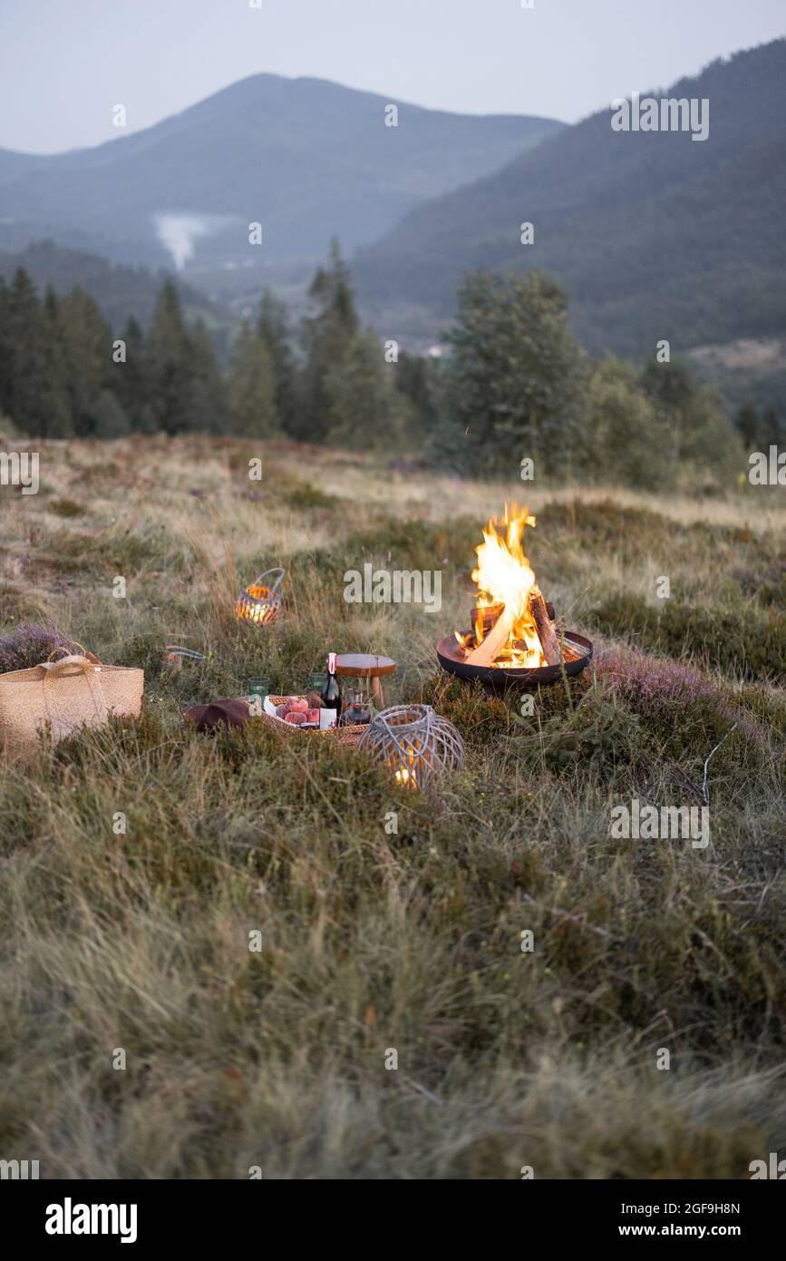 Schönes Picknick mit Lagerfeuer in den Bergen Stockfoto