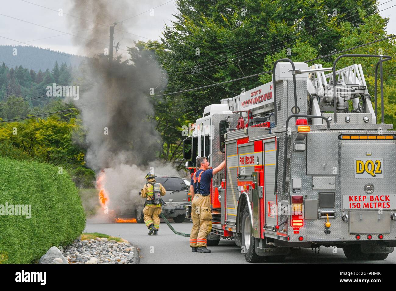 Feuerwehr reagiert auf GMC Yukon SUV in Brand, Bezirk North Vancouver, British Columbia, Kanada Stockfoto