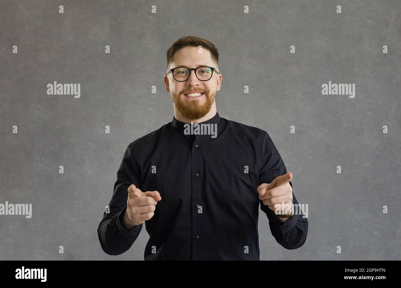 Positive erfolgreiche Mann macht Fingerwaffen, zeigt direkt auf die Kamera, sagen, ich wähle Sie. Stockfoto