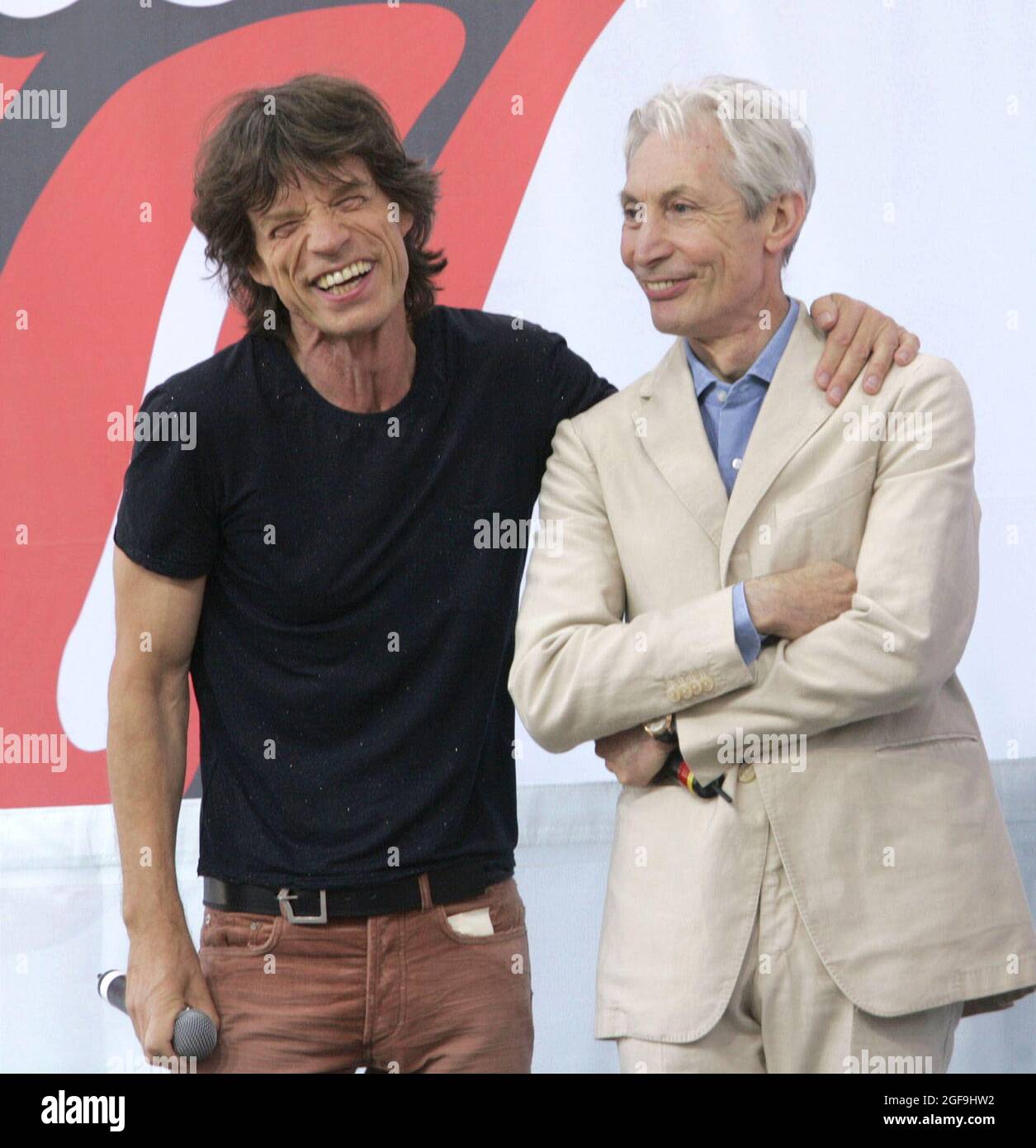 10. Mai 2005; New York, NY, USA; Die Rolling Stone-Bandmitglieder MICK JAGGER und CHARLIE WATTS verkündeten auf einer Pressekonferenz die Welttournee 2005-2006 im Julliard Music School Plaza im Lincoln Center. (Bild: Nancy Kaserman/ZUMAPRESS.com) Stockfoto