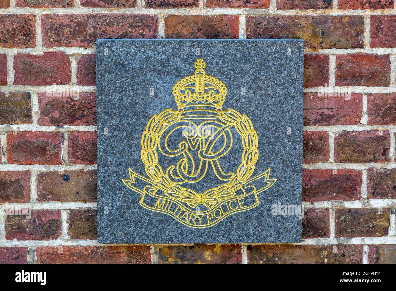 08-24-2021 Portsmouth, Hampshire, Großbritannien, das Emblem oder Wappen des Militärpolizeiregiments mit dem george das sechste Abzeichen, das während des Zweiten Weltkriegs verwendet wurde Stockfoto