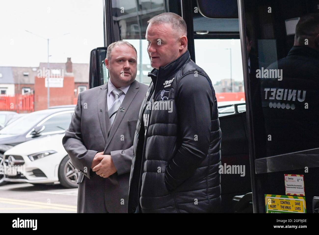 Sheffield, Großbritannien. August 2021. Wayne Rooney Manager von Derby County trifft am 8/24/2021 in der Bramall Lane in Sheffield, Großbritannien, ein. (Foto von Simon Whitehead/News Images/Sipa USA) Quelle: SIPA USA/Alamy Live News Stockfoto