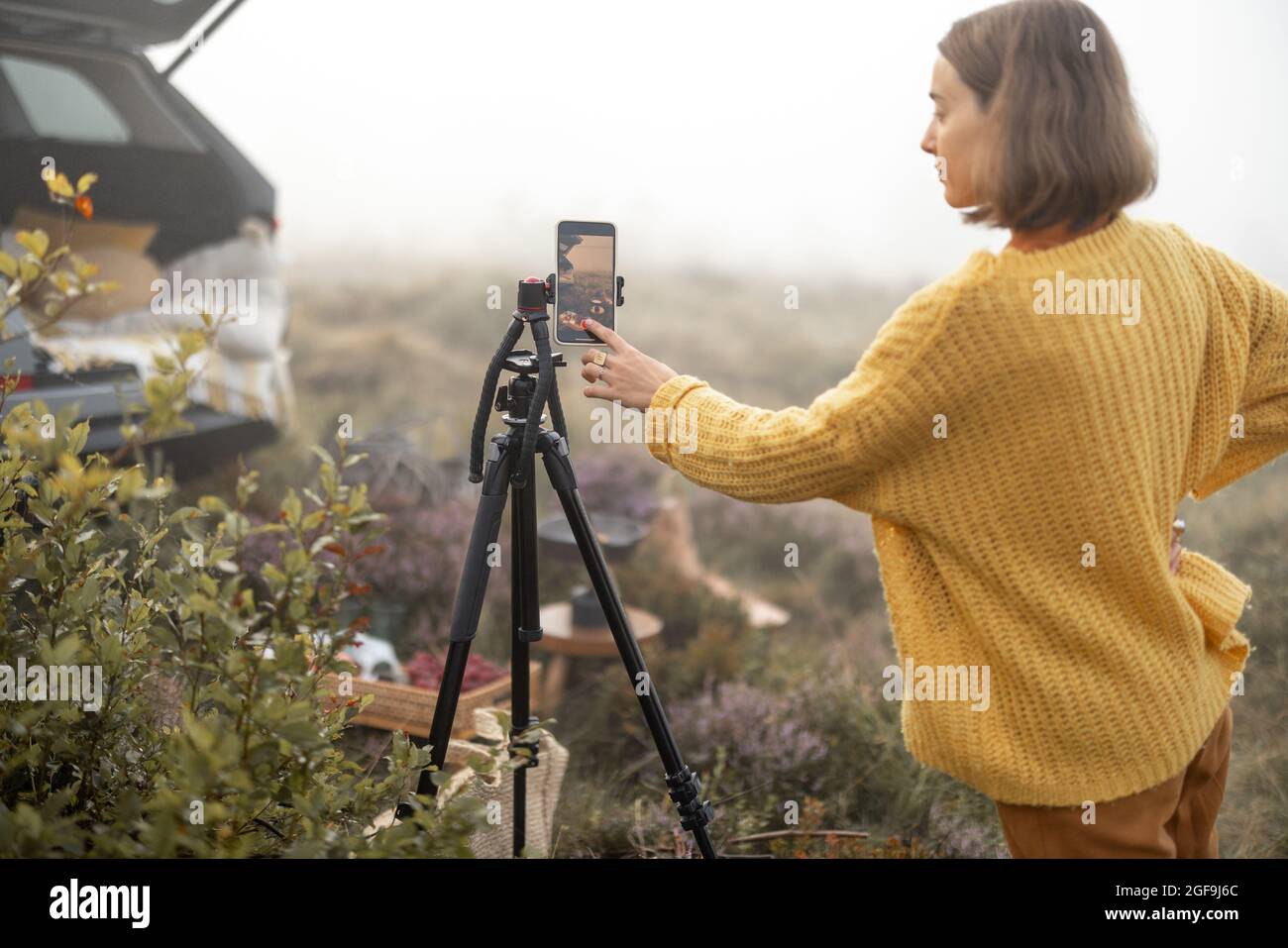 Frau Reisende schießen am Telefon ihr Picknick während der Reise Stockfoto