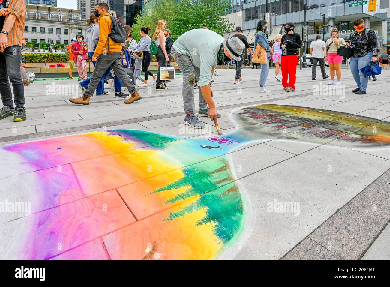 Extinction Rebellion Supporter macht Kalk-Kunst aus Sanduhr mit der Zeit läuft aus, , Vancouver, British Columbia, Kanada Stockfoto