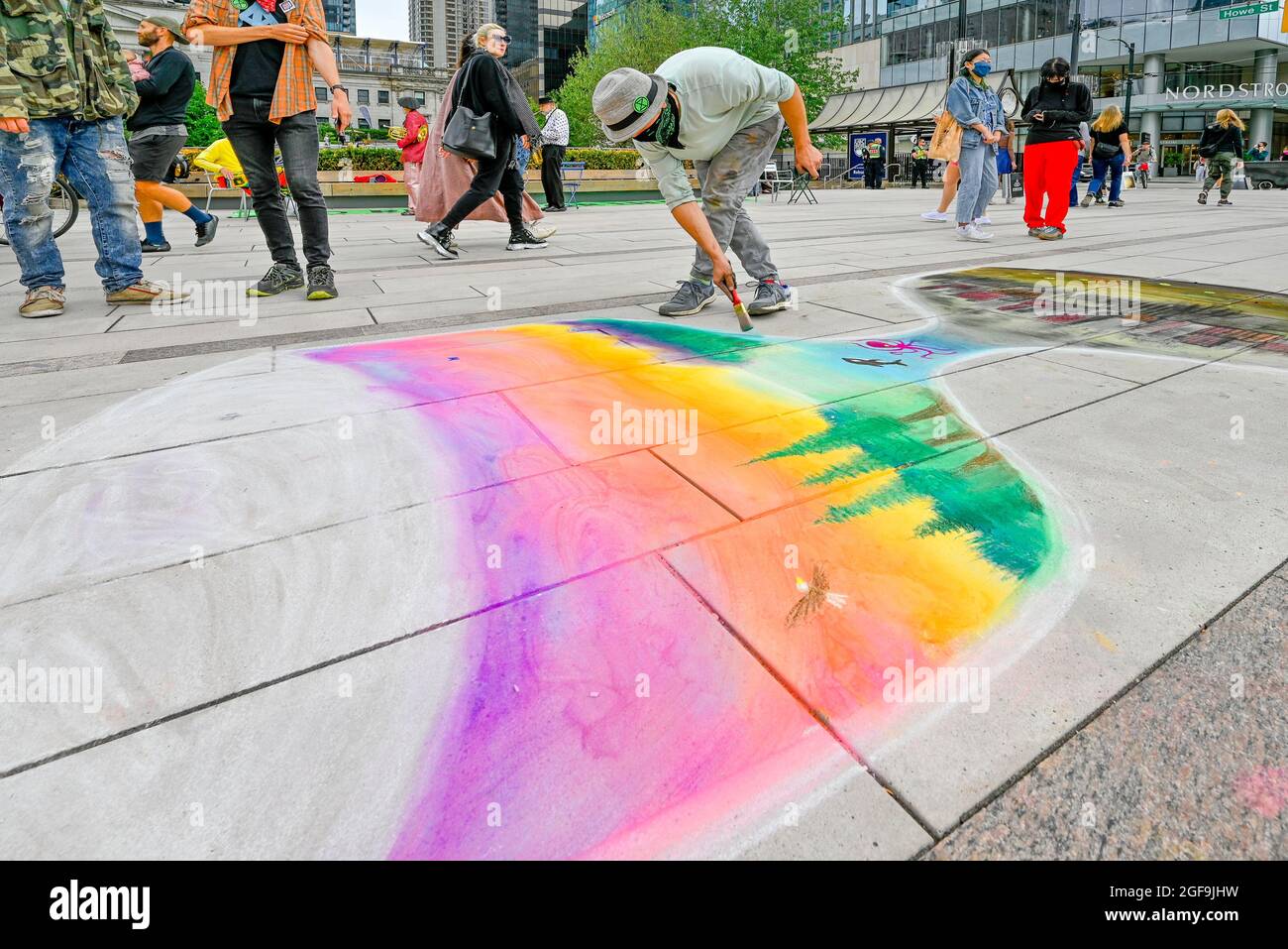 Extinction Rebellion Supporter macht Kalk-Kunst aus Sanduhr mit der Zeit läuft aus, , Vancouver, British Columbia, Kanada Stockfoto