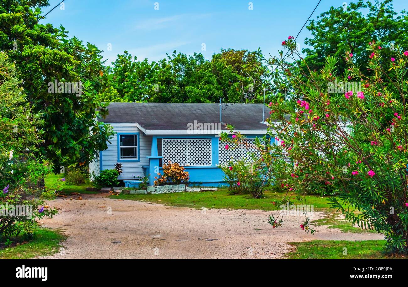 Grand Cayman, Cayman Islands, Juli 2020, Blick auf ein lila Haus in George Town Stockfoto