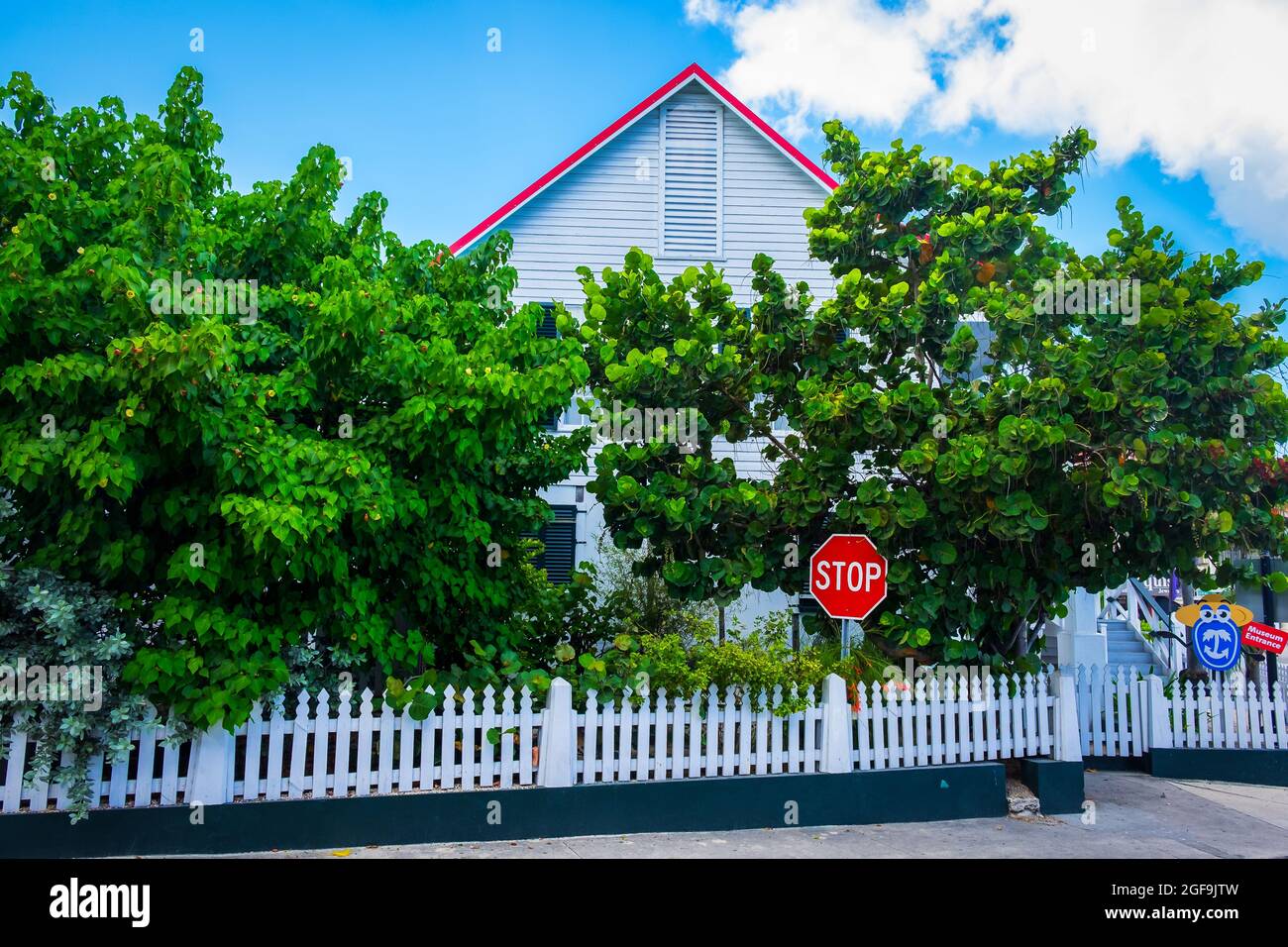 Grand Cayman, Cayman Islands, Juli 2020, Blick auf den Seiteneingang des Cayman Islands National Museum Stockfoto