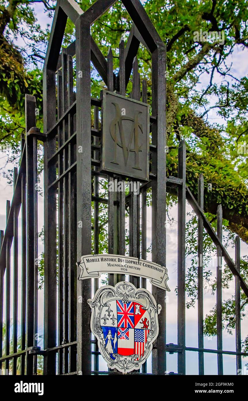 Am Tor des Magnolia Cemetery, 14. August 2021, in Mobile, Alabama, hängt eine historische Gedenktafel. Auf dem 120 Hektar großen Friedhof befinden sich mehr als 80,000 Gräber. Stockfoto