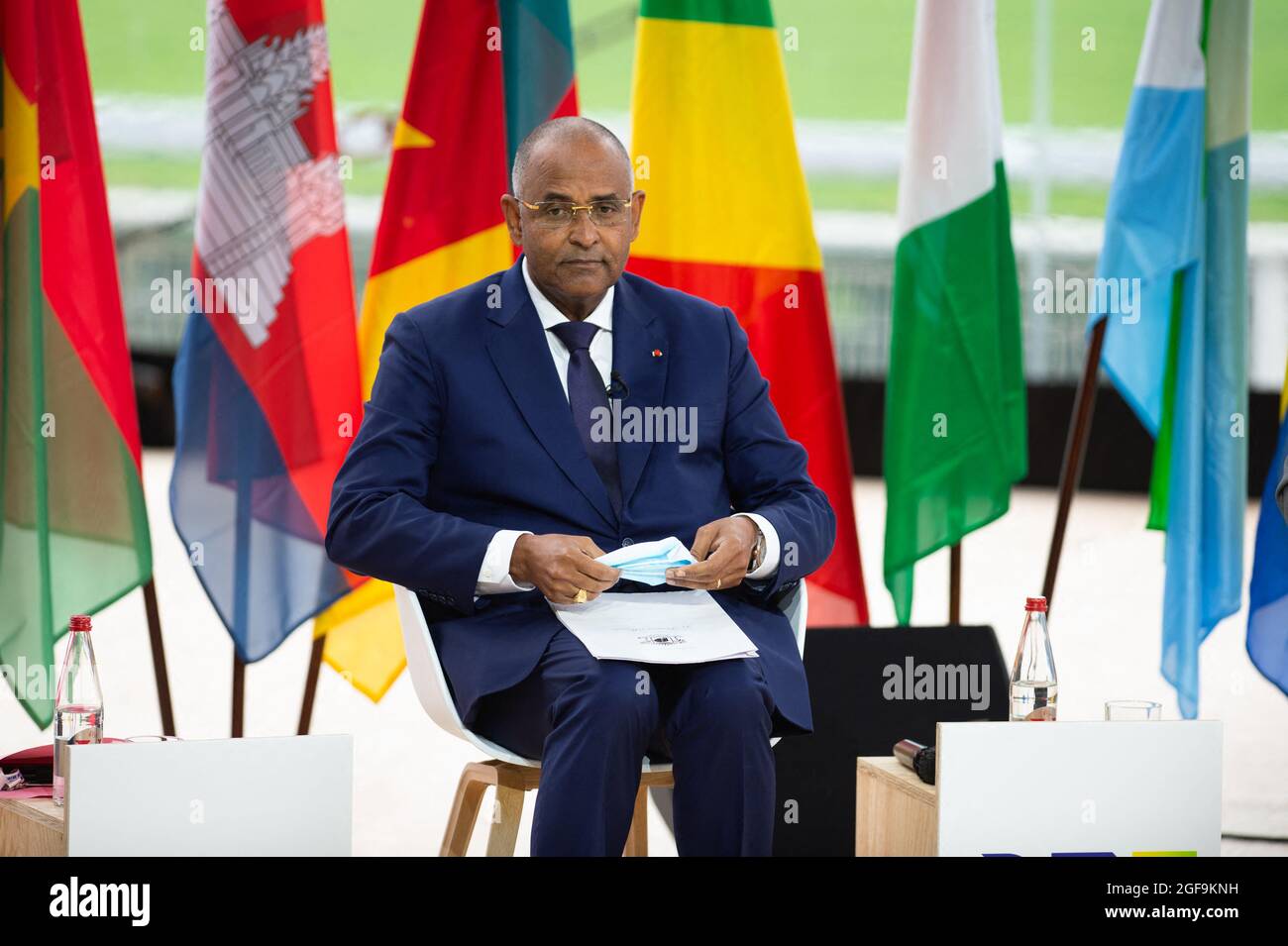 Der Premierminister von Elfenbeinküste, Patrick Achi, spricht während der Eröffnung des jährlichen Medef-Sommertreffens La Ref am 24. August 2021 auf der Rennstrecke Longchamp in Paris auf der Bühne. Foto von Raphael Lafargue/ABACAPRESS.COM Stockfoto