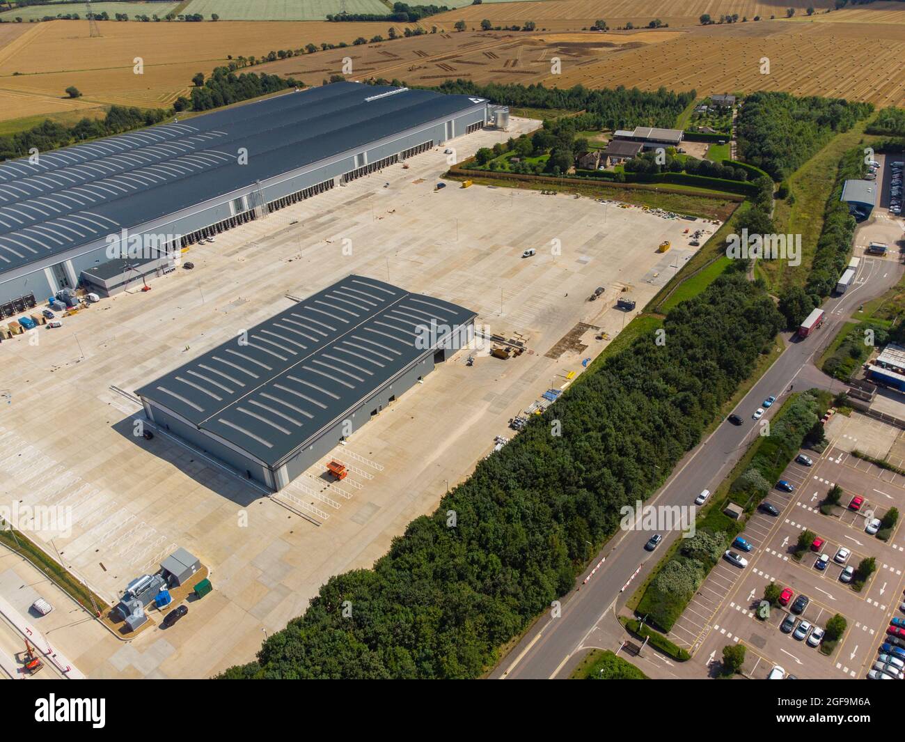 Luftaufnahme der Tritax Symmetry Entwicklung im Symmetry Park, Biggleswade für das neue Portal gerahmte regionale Verteilzentrum der Co-op Food Group. Dieses Stahlrahmengebäude umfasst 661,000 Quadratfuß, 357 Meter lang, 144 Meter breit, es gibt auch ein De-Kit-Gebäude für das Recycling von Verpackungen und eine Fahrzeugwartung. Stockfoto