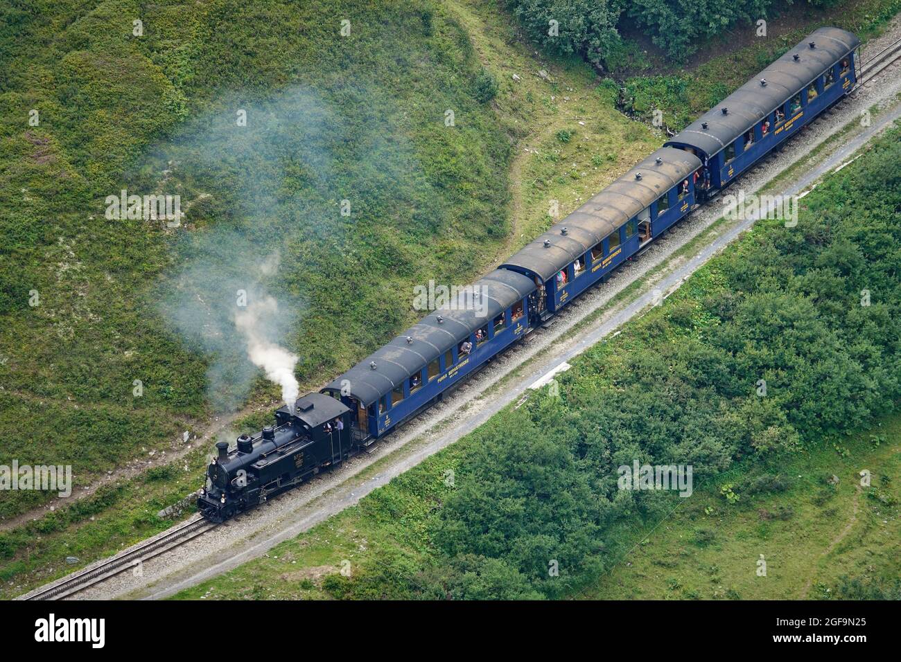 Furka-Dampfzug durch die Berglandschaften der Zentralalpen auf der historischen Glacier Express-Route. Furkapass, Schweiz - August 2021 Stockfoto