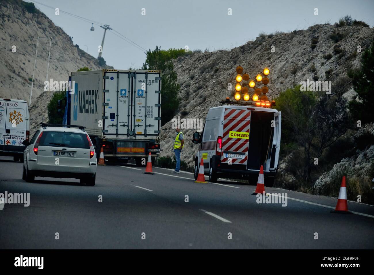 Marbella, Malaga, Spanien am 24. August 2021 unterstützt der Autobahnbetreiber einen defekten Lkw auf der Straße AP-7 Stockfoto