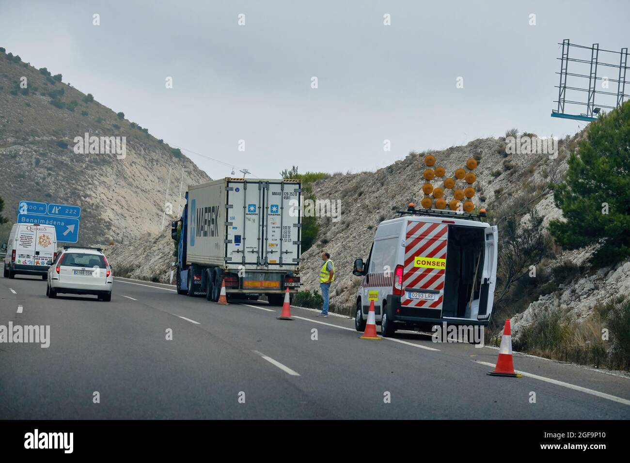 Marbella, Malaga, Spanien am 24. August 2021 unterstützt der Autobahnbetreiber einen defekten Lkw auf der Straße AP-7 Stockfoto