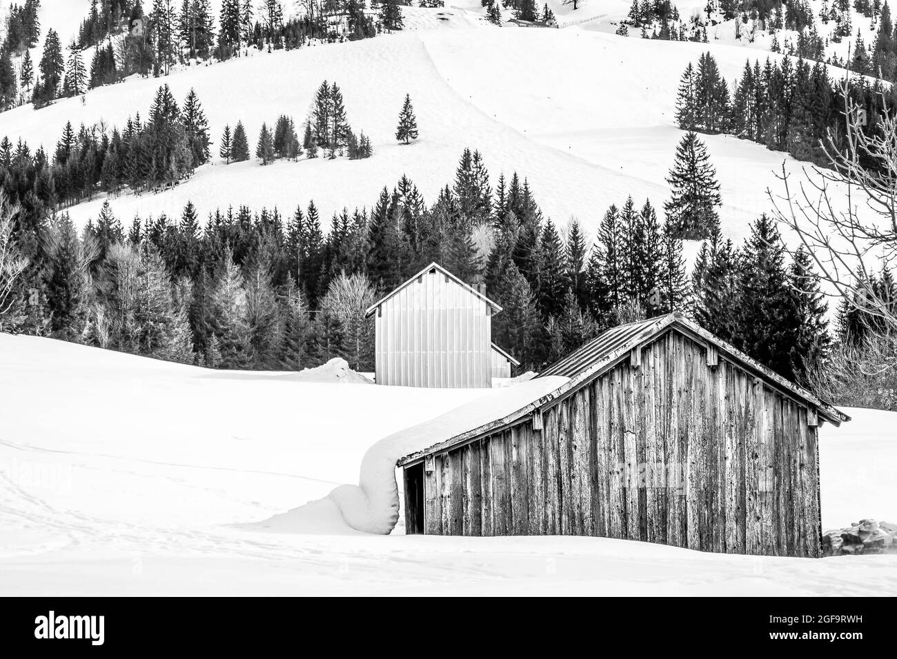 Wunderschöne Winteransicht irgendwo in den Alpen. Landschaft. Naturfotografie. Reisen in der Welt Stockfoto