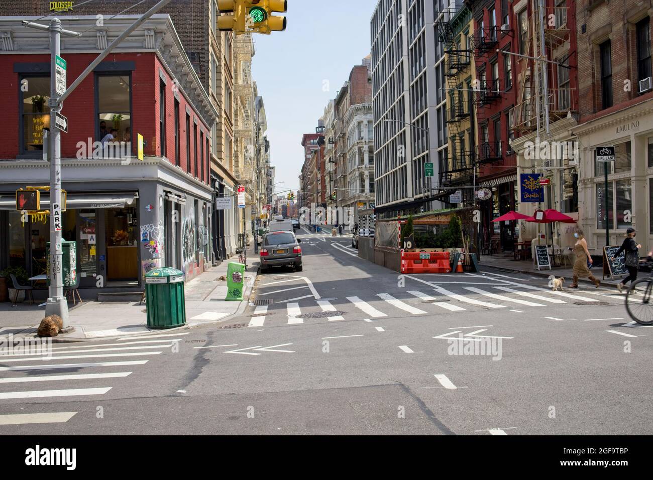 New York, NY, USA - 24. August 2021: Blick nach Osten auf die Grand Street an der Kreuzung von West Broadway und Grand Street Stockfoto