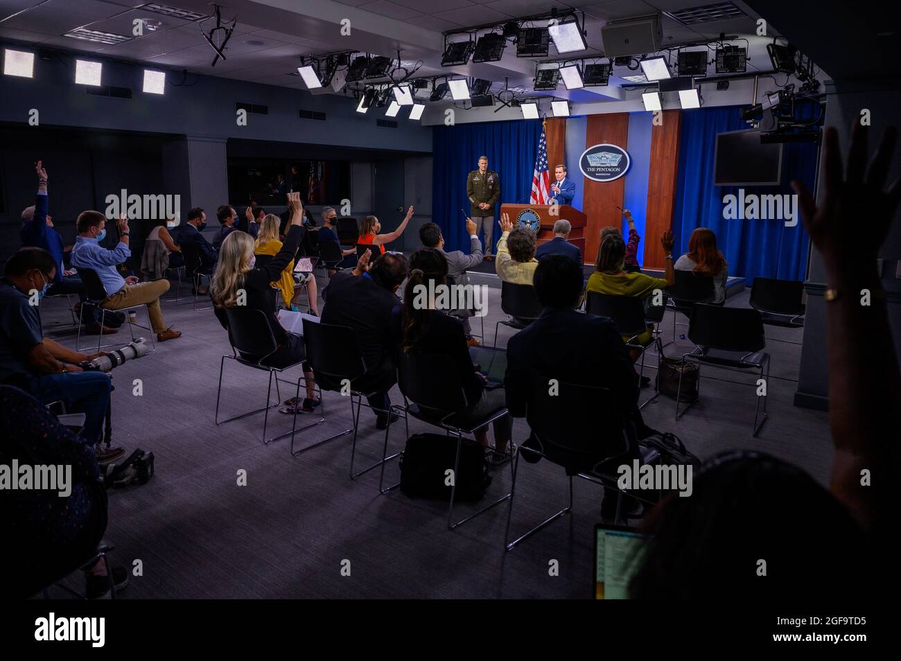 Arlington, Vereinigte Staaten Von Amerika. August 2021. Der Pentagon-Pressesprecher John Kirby und der Generalmajor Hank Taylor halten am 24. August 2021 im Pentagon in Arlington, Virginia, die tägliche Pressekonferenz zu Afghanistan ab. Quelle: Planetpix/Alamy Live News Stockfoto