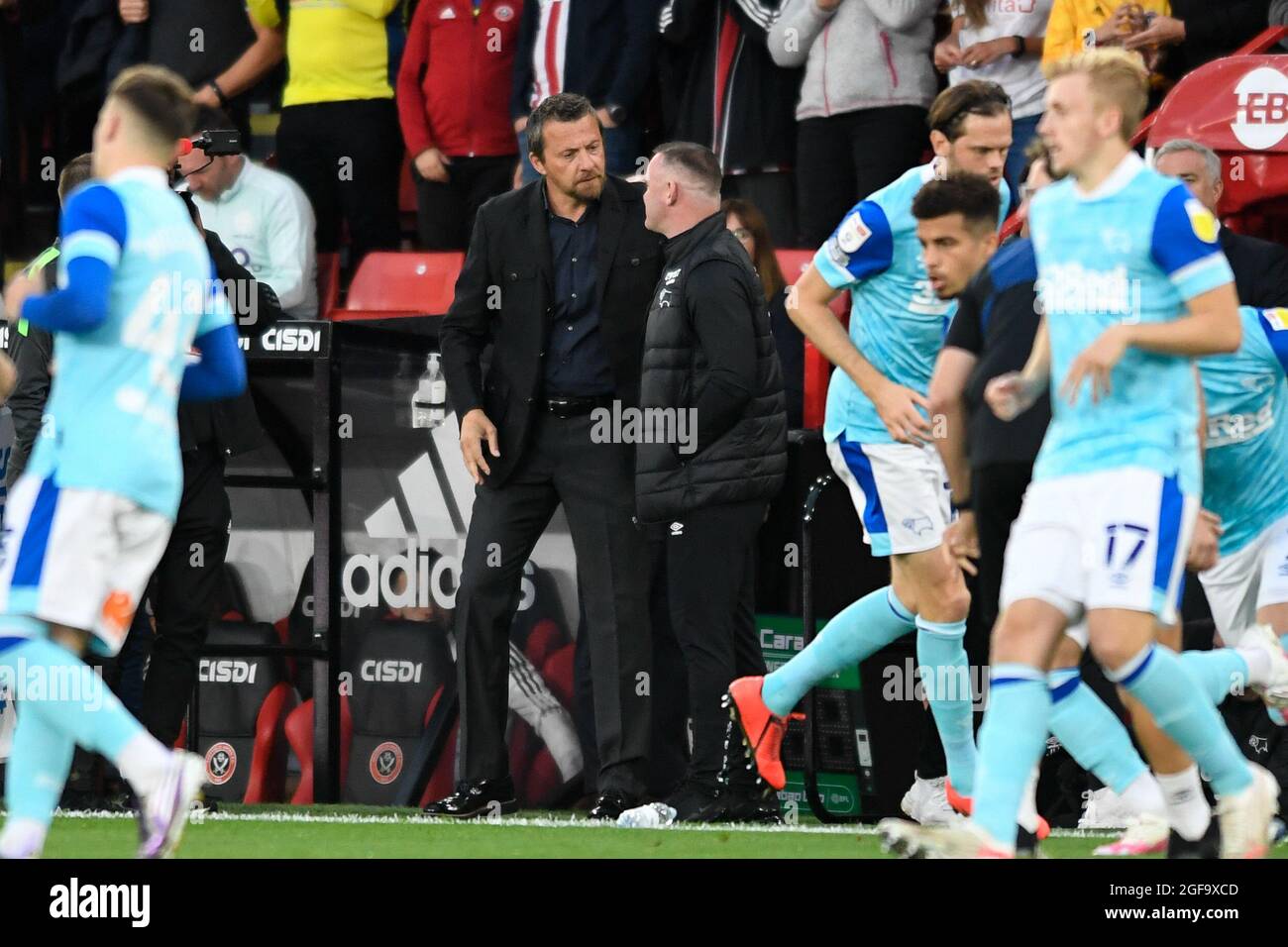 Slavisa Jokanovic, Managerin von Sheffield United, spricht mit Wayne Rooney, Managerin von Derby County Stockfoto