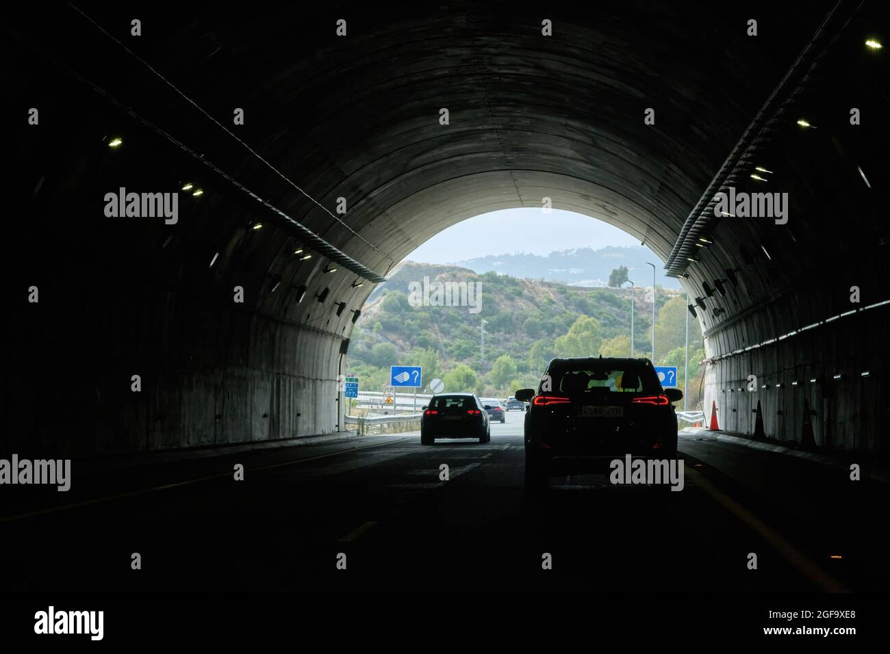 Malaga, Spanien - 24. August 2021: Fahrerperspektive persönliche Perspektive vor den Autos, die durch den Tunnel fahren. Autobahn AP7 Stockfoto