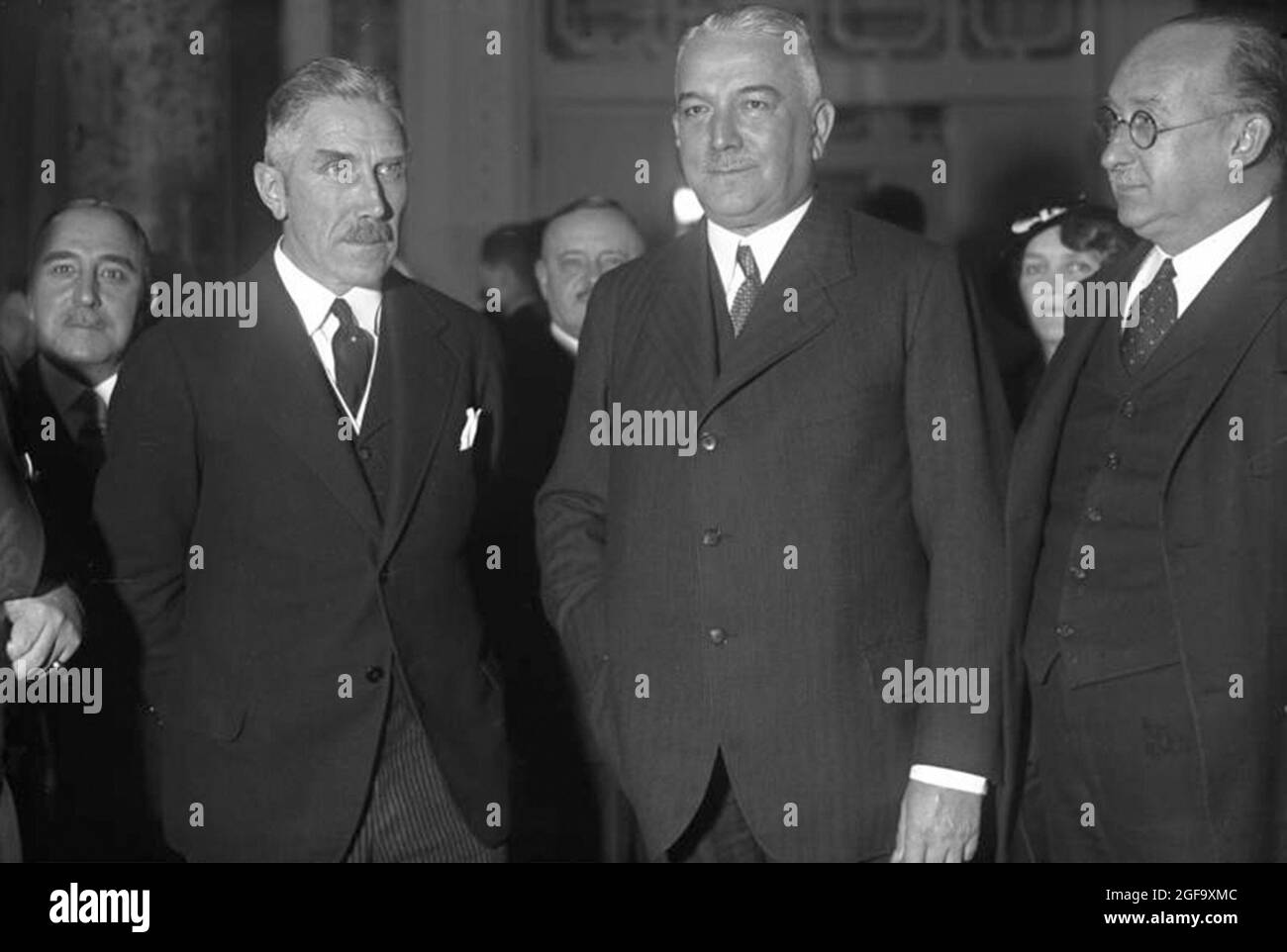 Der damalige deutsche Bundeskanzler Franz von Papen und der Außenminister Konstantin von Neurath im November 1932. Quelle: Deutsches Bundesarchiv Stockfoto