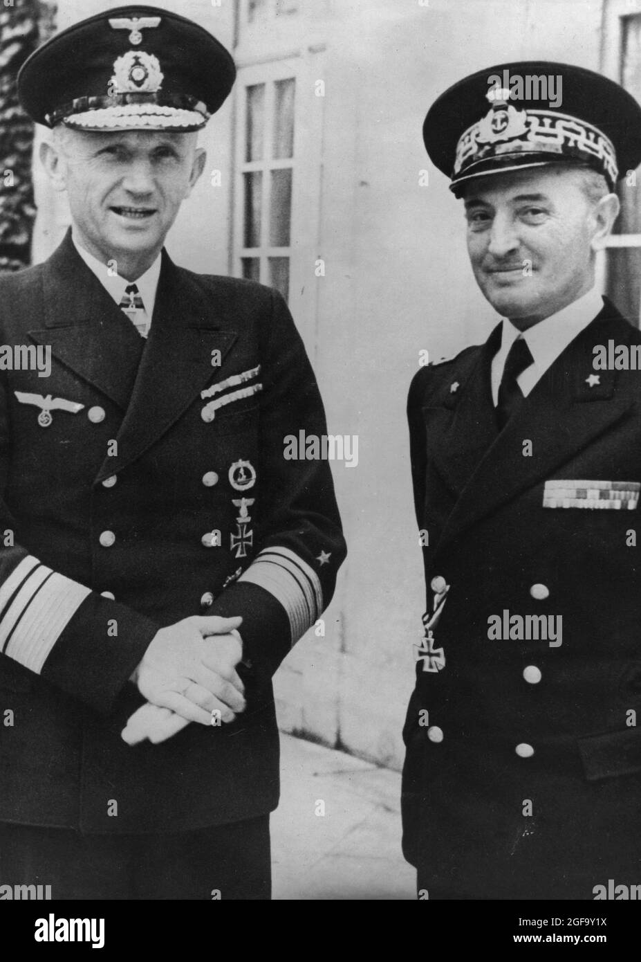 Ein Porträt des deutschen Marineoffiziers Großadmiral Karl Dönitz und des italienischen Großadmiral Angelo Parona. Dönitz wurde Führer nach Hitlers Selbstmord im April 1945 Stockfoto