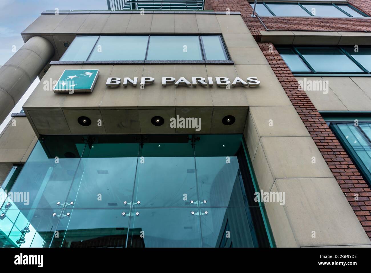 Das Büro der BNP Paribas Bank in Georges Dock in Dublin, Irland. Stockfoto