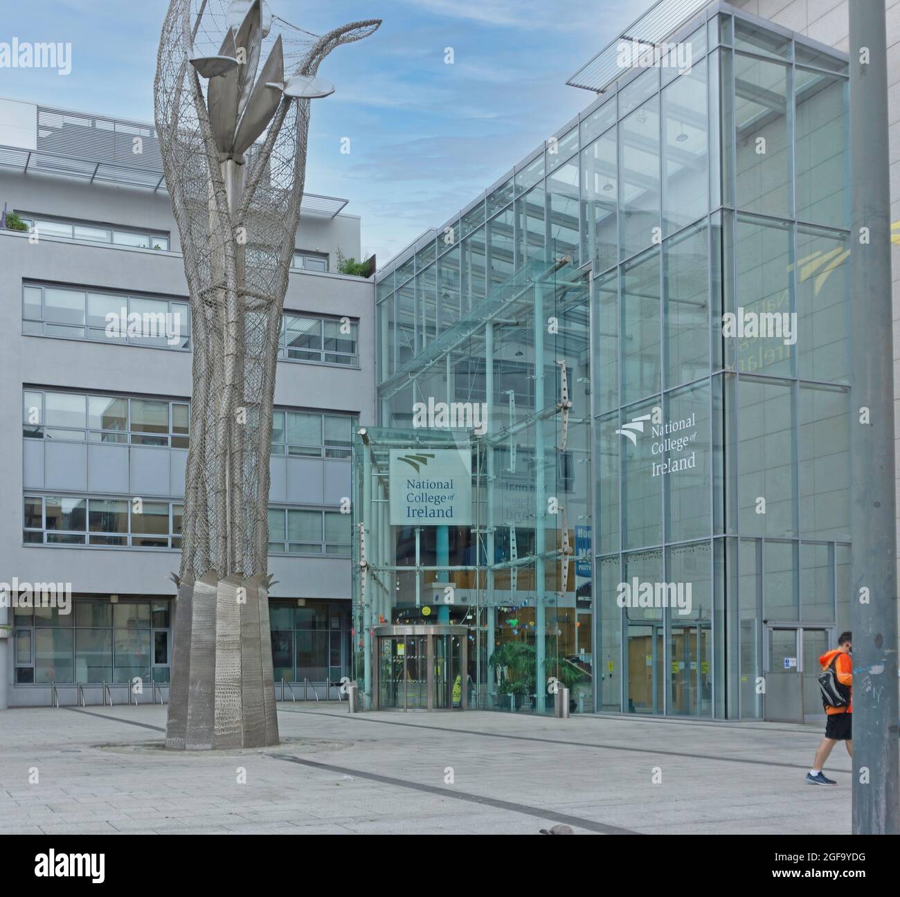 Das National College of Ireland in der Mayor Street, Dublin, Irland. Die Edelstahlskulptur N C Iris ist von Vivienne Roche. Stockfoto