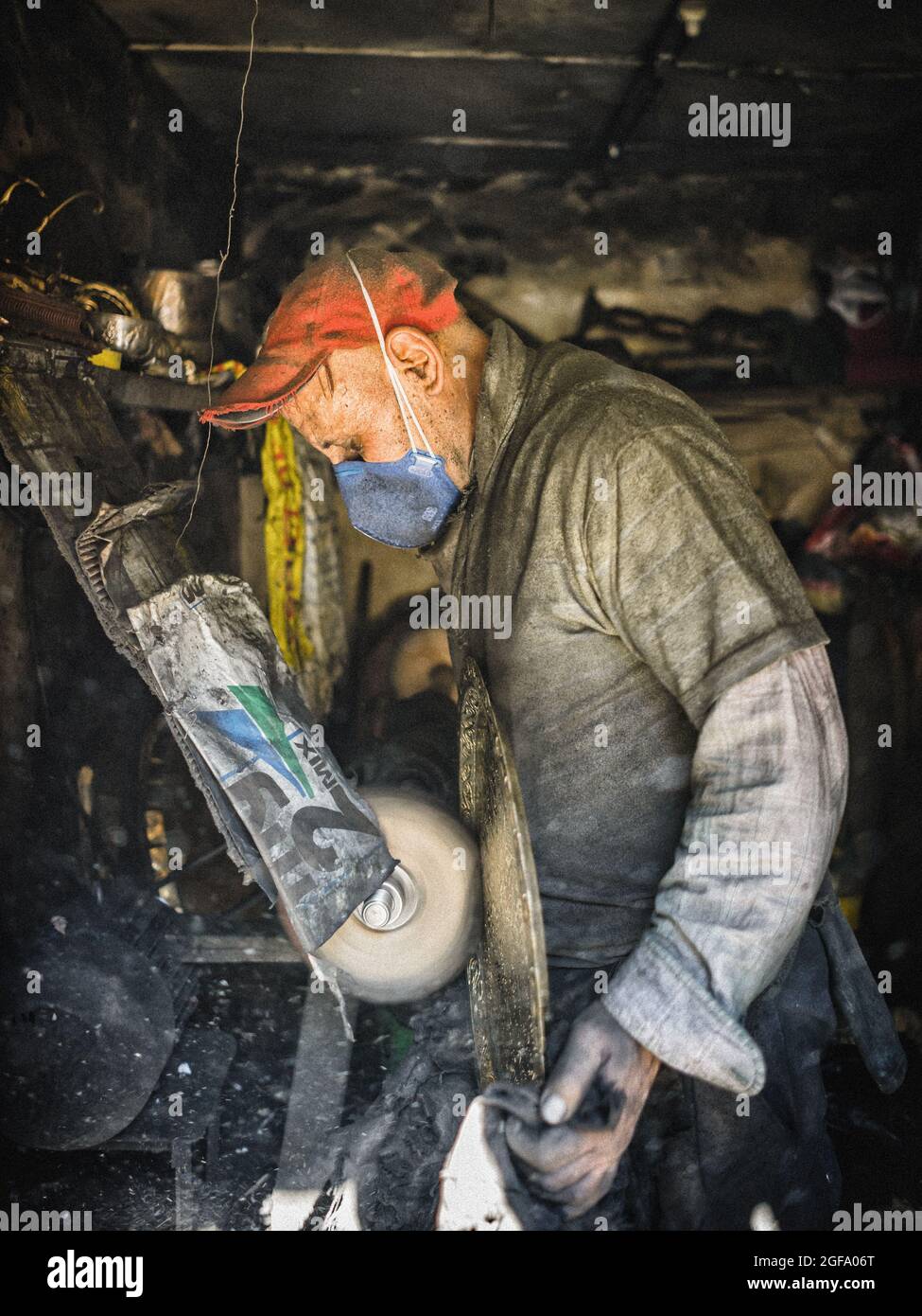Algerischer Kupferschmied in seiner Werkstatt Stockfoto