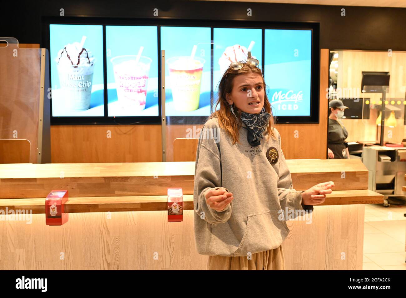 London, Großbritannien. 24. August 2021. Protest gegen die Rebellion von Tieren im McDonald's am Leicester Square. Unterstützer betraten das Restaurant als Kunden, zeigten sich dann und besetzten das Gelände. Quelle: Andrea Domeniconi/Alamy Live News Stockfoto