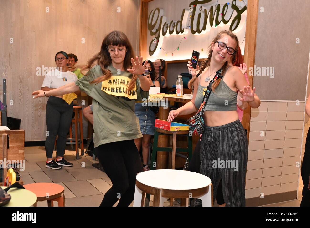 London, Großbritannien. 24. August 2021. Protest gegen die Rebellion von Tieren im McDonald's am Leicester Square. Unterstützer betraten das Restaurant als Kunden, zeigten sich dann und besetzten das Gelände. Quelle: Andrea Domeniconi/Alamy Live News Stockfoto