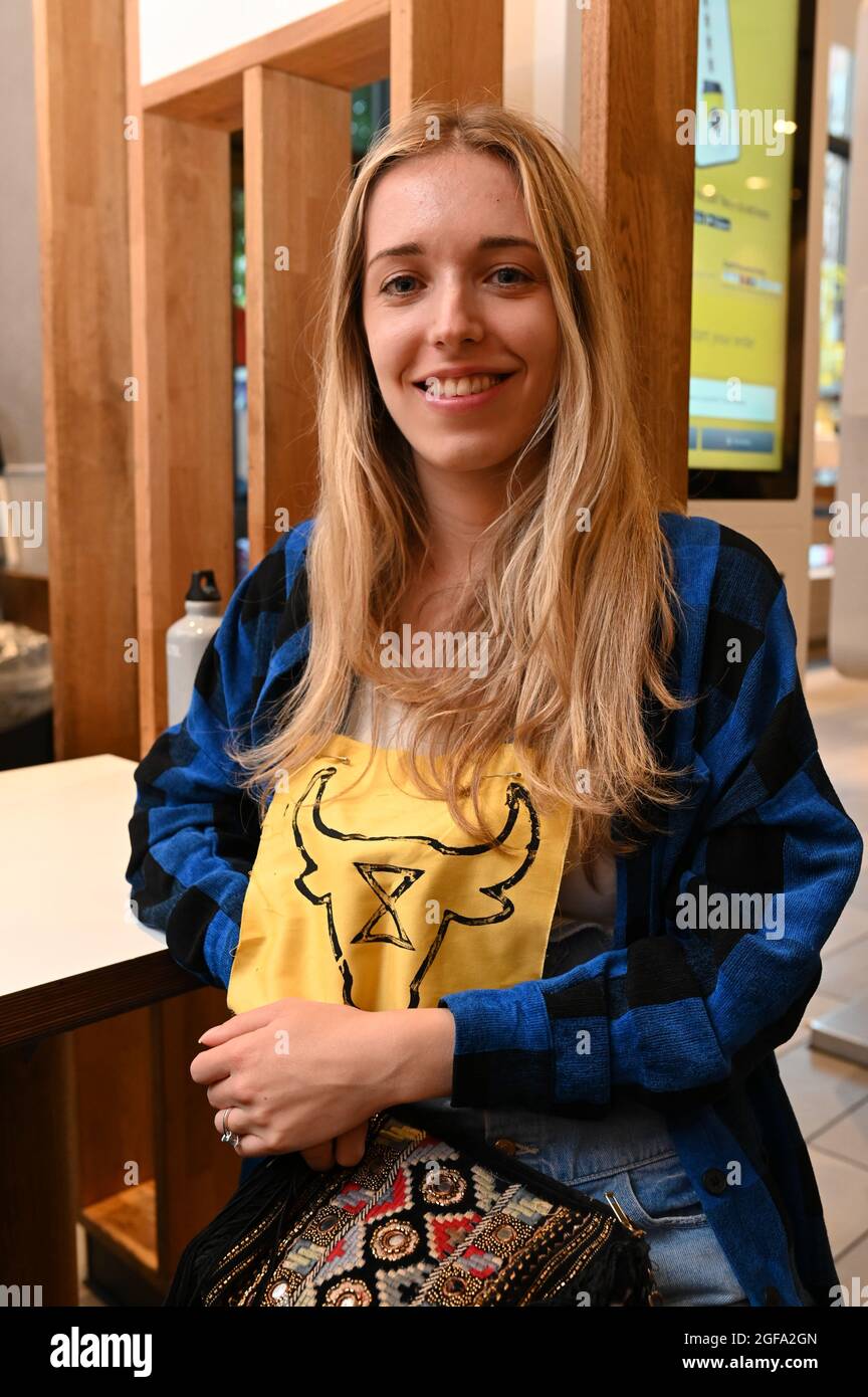 London, Großbritannien. 24. August 2021. Protest gegen die Rebellion von Tieren im McDonald's am Leicester Square. Unterstützer betraten das Restaurant als Kunden, zeigten sich dann und besetzten das Gelände. Quelle: Andrea Domeniconi/Alamy Live News Stockfoto