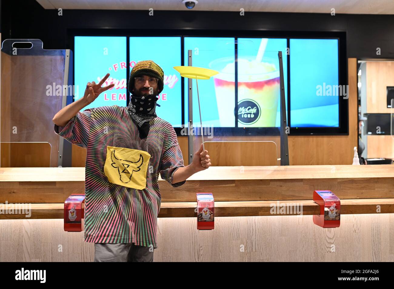 London, Großbritannien. 24. August 2021. Protest gegen die Rebellion von Tieren im McDonald's am Leicester Square. Unterstützer betraten das Restaurant als Kunden, zeigten sich dann und besetzten das Gelände. Quelle: Andrea Domeniconi/Alamy Live News Stockfoto