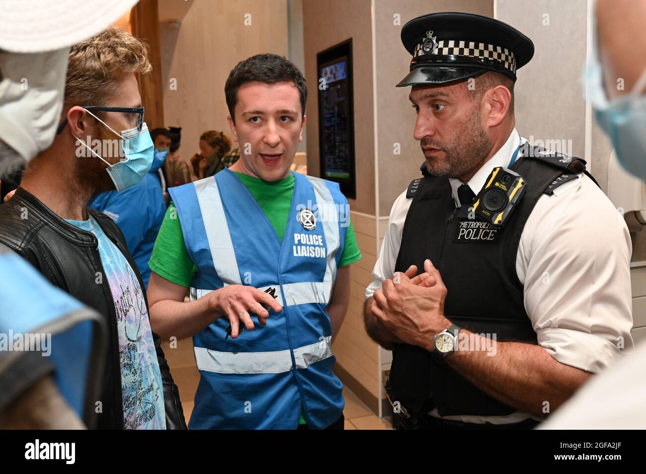 London, Großbritannien. 24. August 2021. Protest gegen die Rebellion von Tieren im McDonald's am Leicester Square. Unterstützer betraten das Restaurant als Kunden, zeigten sich dann und besetzten das Gelände. Quelle: Andrea Domeniconi/Alamy Live News Stockfoto