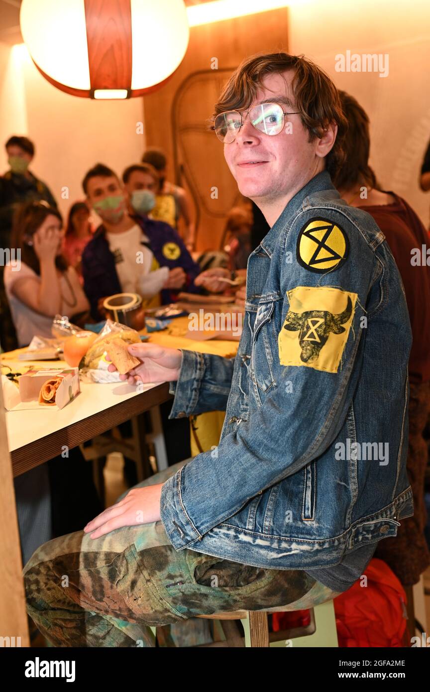 London, Großbritannien. 24. August 2021. Protest gegen die Rebellion von Tieren im McDonald's am Leicester Square. Unterstützer betraten das Restaurant als Kunden, zeigten sich dann und besetzten das Gelände. Quelle: Andrea Domeniconi/Alamy Live News Stockfoto