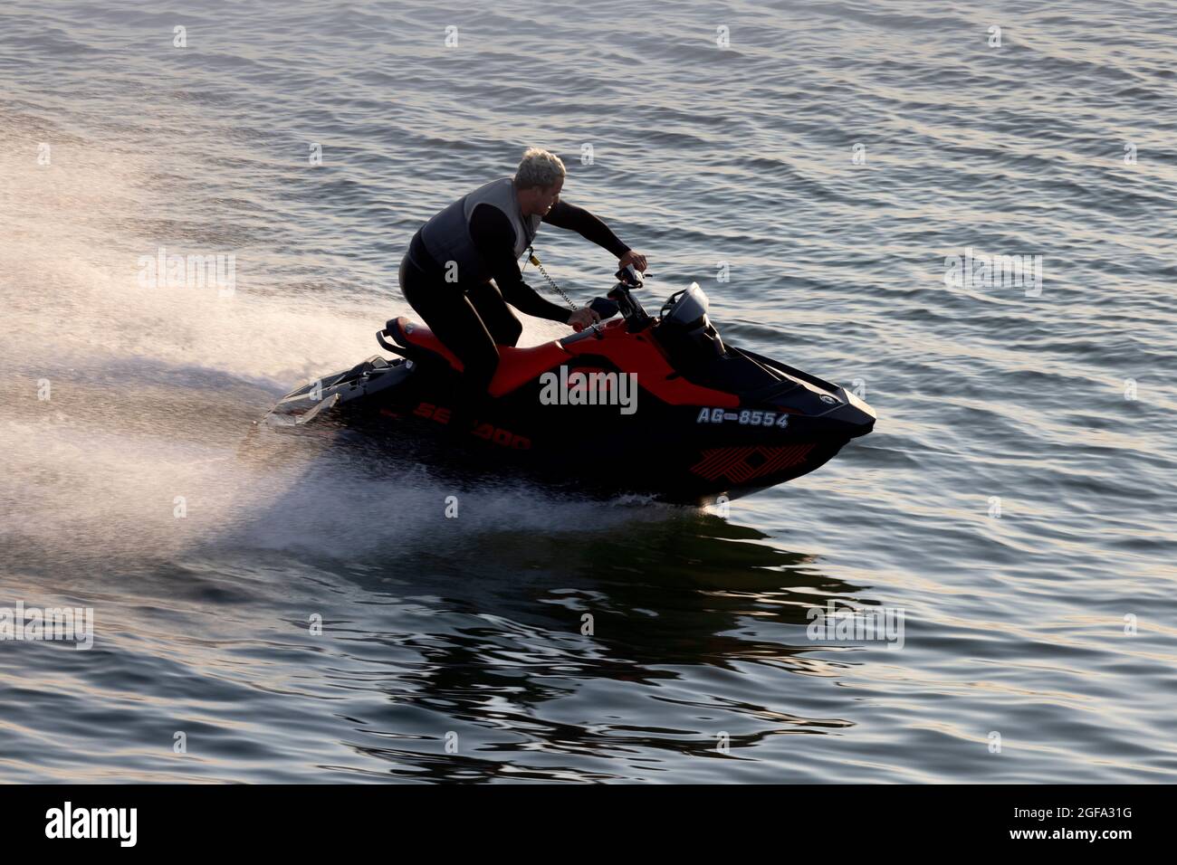 Nass, Fahrrad, seadoo, Jet, Ski, Jetski, Southampton, Isle of Wight, Red Funnel, Fähre, Auto, Wasser, Hafen, Hampshire, Stockfoto